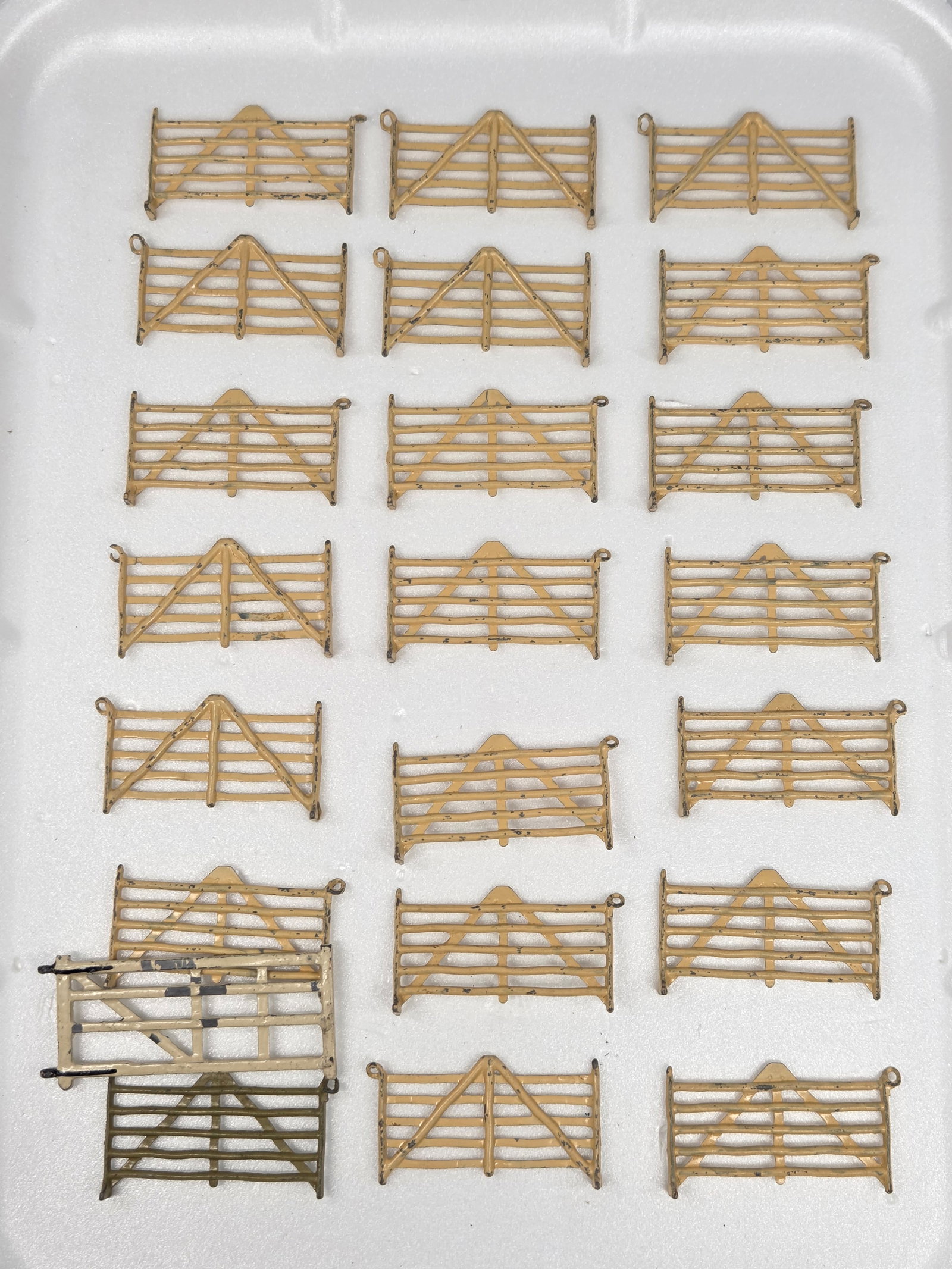 BRITAINS LEAD FENCE PIECES: ALL REMAIN IN FAIR TO GOOD CONDITION, SHOWING SOME TYPICAL PAINT WEAR.