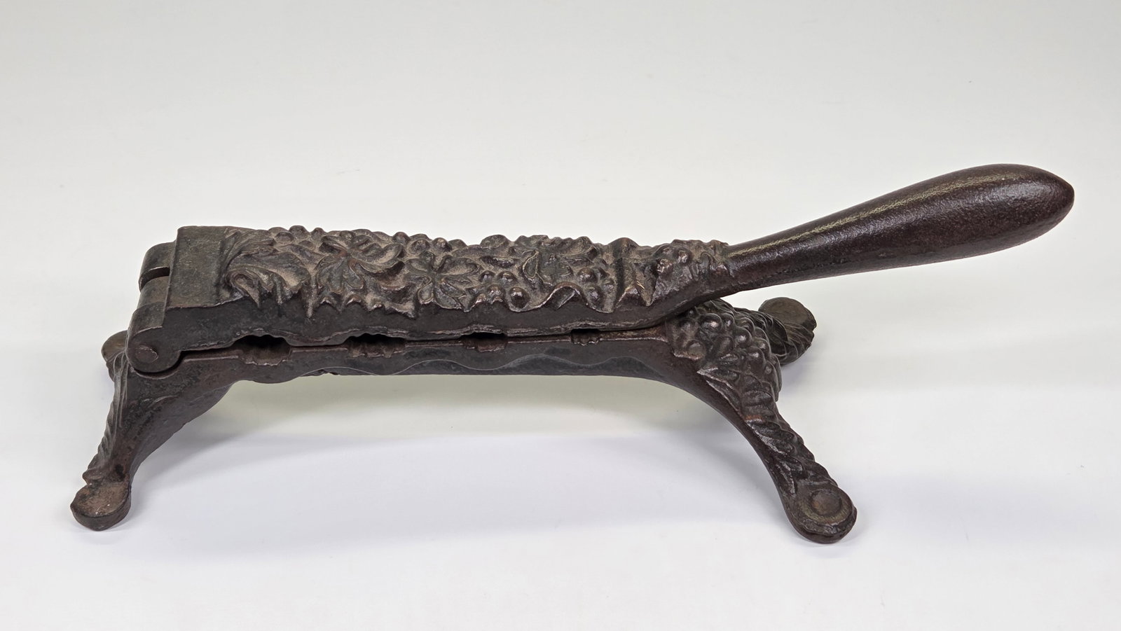 ANTIQUE ORNATE CAST IRON APOTHECARY CORK PRESS: REMAINS IN VERY GOOD CONDITION, SHOWING SOME TYPICAL WEAR.