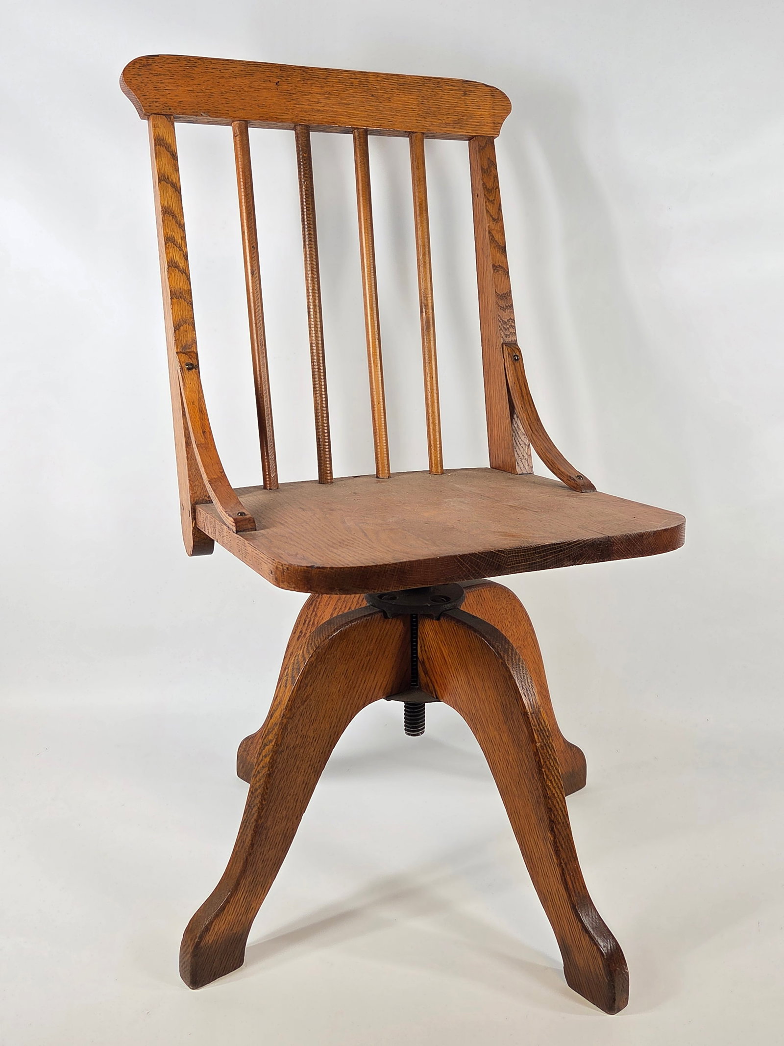 ANTIQUE OAK CHILDS SWIVEL DESK CHAIR: REMAINS IN GOOD CONDITION, SHOWING SOME MINIMAL TYPICAL WEAR.