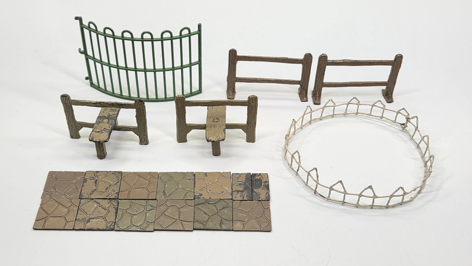 VARIOUS LEAD SOLDIER ACCESSORIES, FENCE, PAVERS (1 of 4)