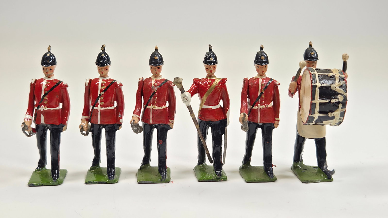SET OF 6 VINTAGE BRITAINS LEAD MILITARY BAND SOLDIERS: ALL REMAIN IN GOOD CONDITION, SHOWING SOME TYPICAL WEAR.