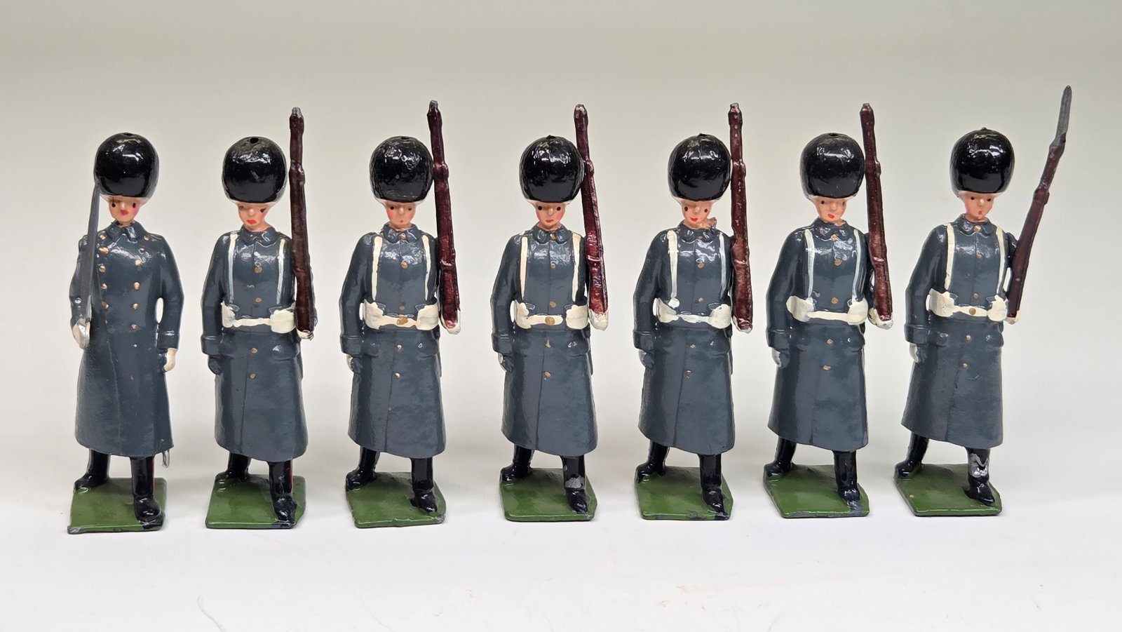 SET OF 7 VINTAGE BRITAIN GUARDS W/ OFFICER (1 of 5)