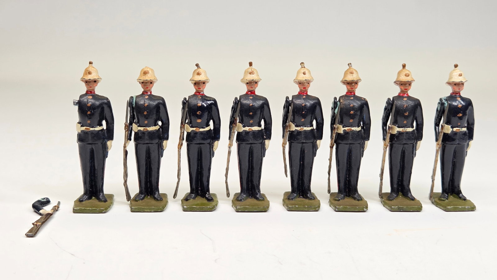 SET OF 8 UNMARKED LEAD SOLDIERS: ALL REMAIN IN GOOD CONDITION,SHOWING SOME TYPICAL WEAR. ALL ARMS LOOSE / REMOVABLE. ONE WITH BROKEN PLUM ON HELMET.