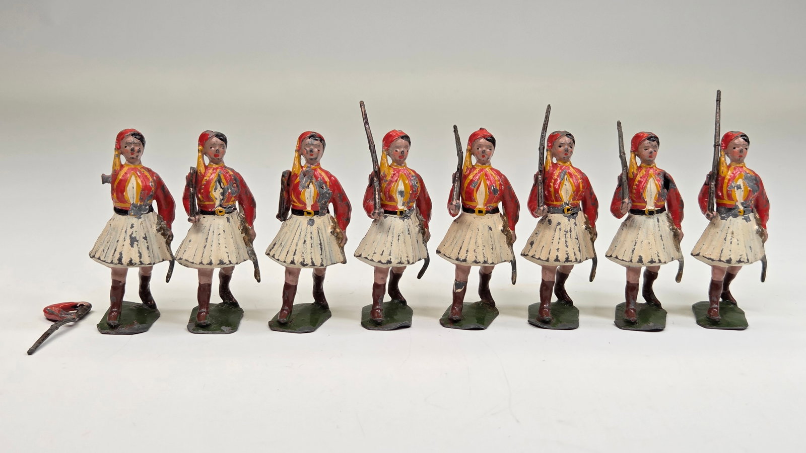 SET OF 8 VINTAGE BRITAIN FEMALE SOLDIERS: ALL REMAIN IN FAIR CONDITION, SHOWING PAINT WEAR THROUGHOUT. SOME WITH BROKEN RIFLES OR LOOSE ARMS.