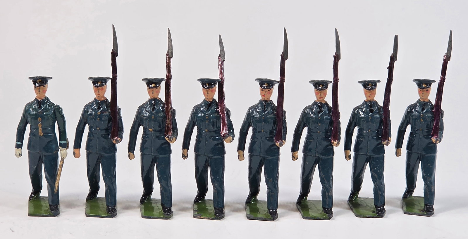 SET OF 8 VINTAGE BRITAIN LEAD SOLDIERS W/ RIFLES: ALL REMAIN IN GOOD CONDITION, SHOWING SOME TYPICAL WEAR. ONE WITH BROKEN RIFLE TIP.