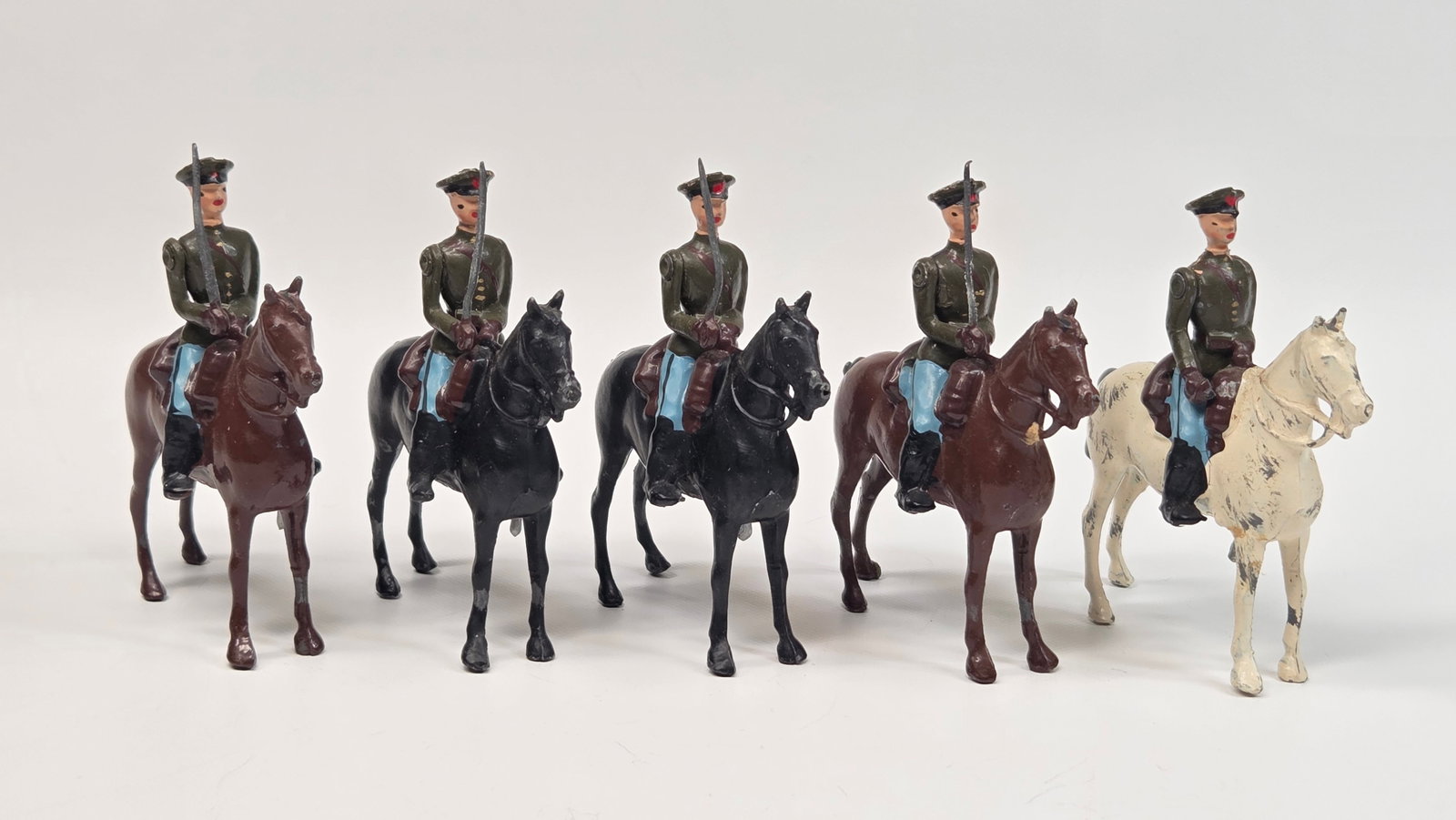 SET OF 5 VINTAGE BRITAINS MOUNTED LEAD SOLDIERS (1 of 3)