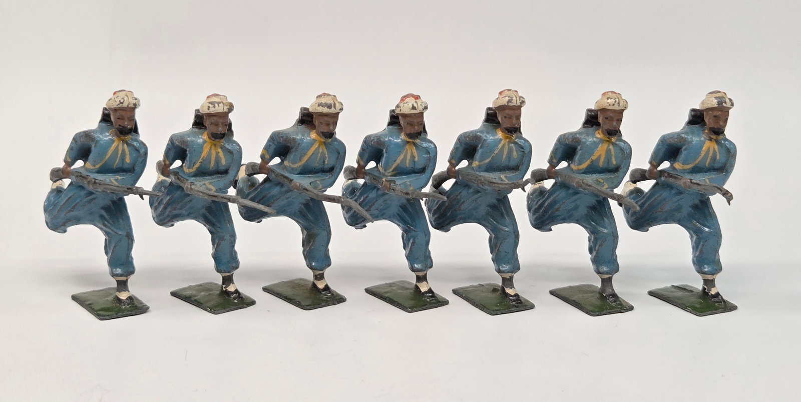 SET OF 7 VINTAGE BRITAIN LEAD SOLDIERS CHARGING (1 of 5)