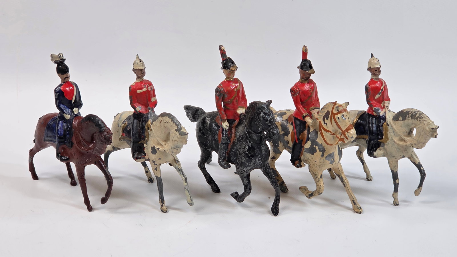 5) VARIOUS VINTAGE BRITAIN MOUNTED LEAD SOLDIERS: ALL REMAIN IN FAIR CONDITION, SHOWING PAINT WEAR THROUGHOUT.