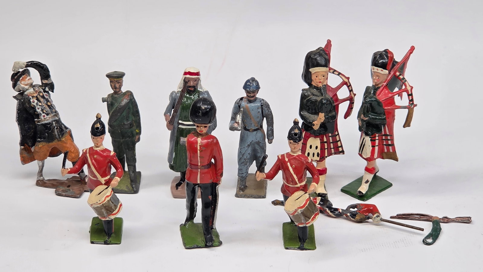 ASSORTMENT OF VARIOUS BRAND LEAD SOLDIERS: ALL REMAIN IN FAIR TO GOOD CONDITION, SHOWING PAINT WEAR THROUGHOUT AND LOOSE PIECES.