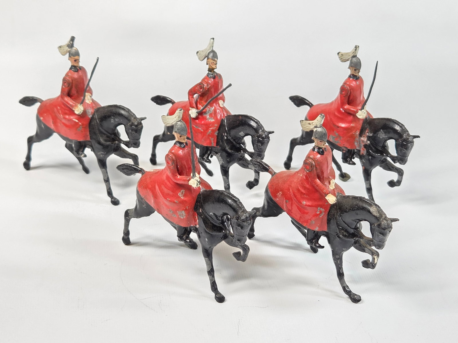 SET OF 5 VINTAGE BRITAIN MOUNTED LEAD SOLDIERS: ALL REMAIN IN GOOD CONDITION, SHOWING SOME PAINT WEAR.