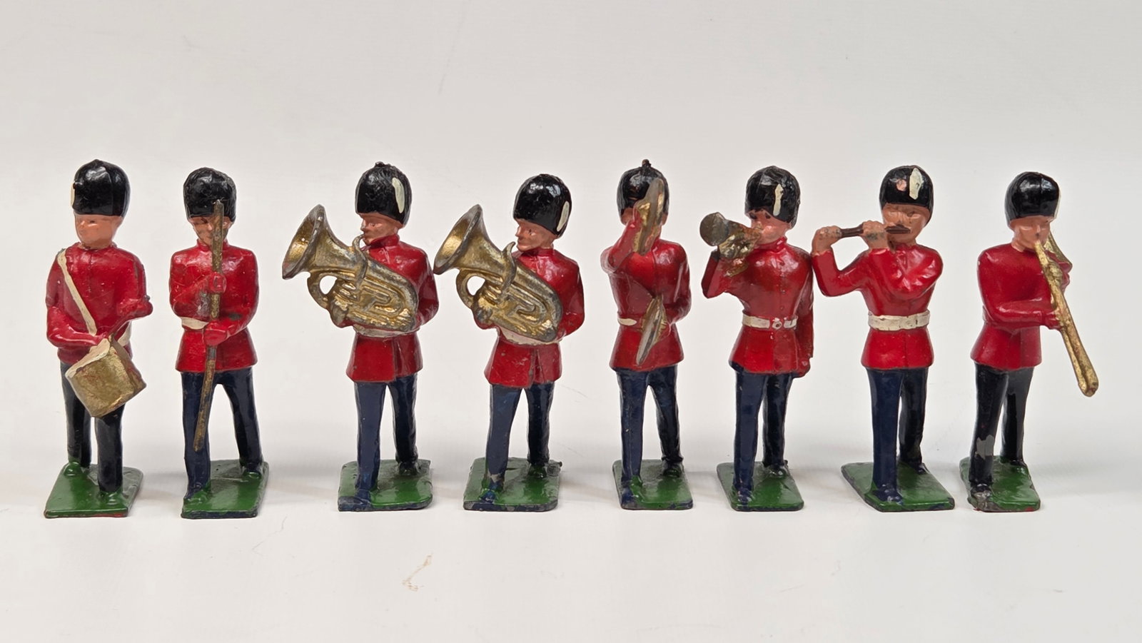 SET OF 8 VARIOUS BRAND LEAD SOLDIERS: ALL REMAIN IN GOOD CONDITION, SHOWING SOME TYPICAL PAINT WEAR.