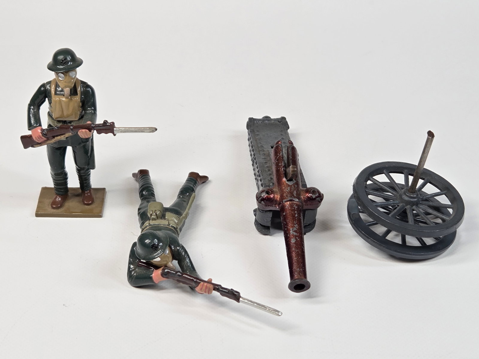 PAIR OF MS HAND PAINTED LEAD SOLDIERS GAS MASK (1 of 4)
