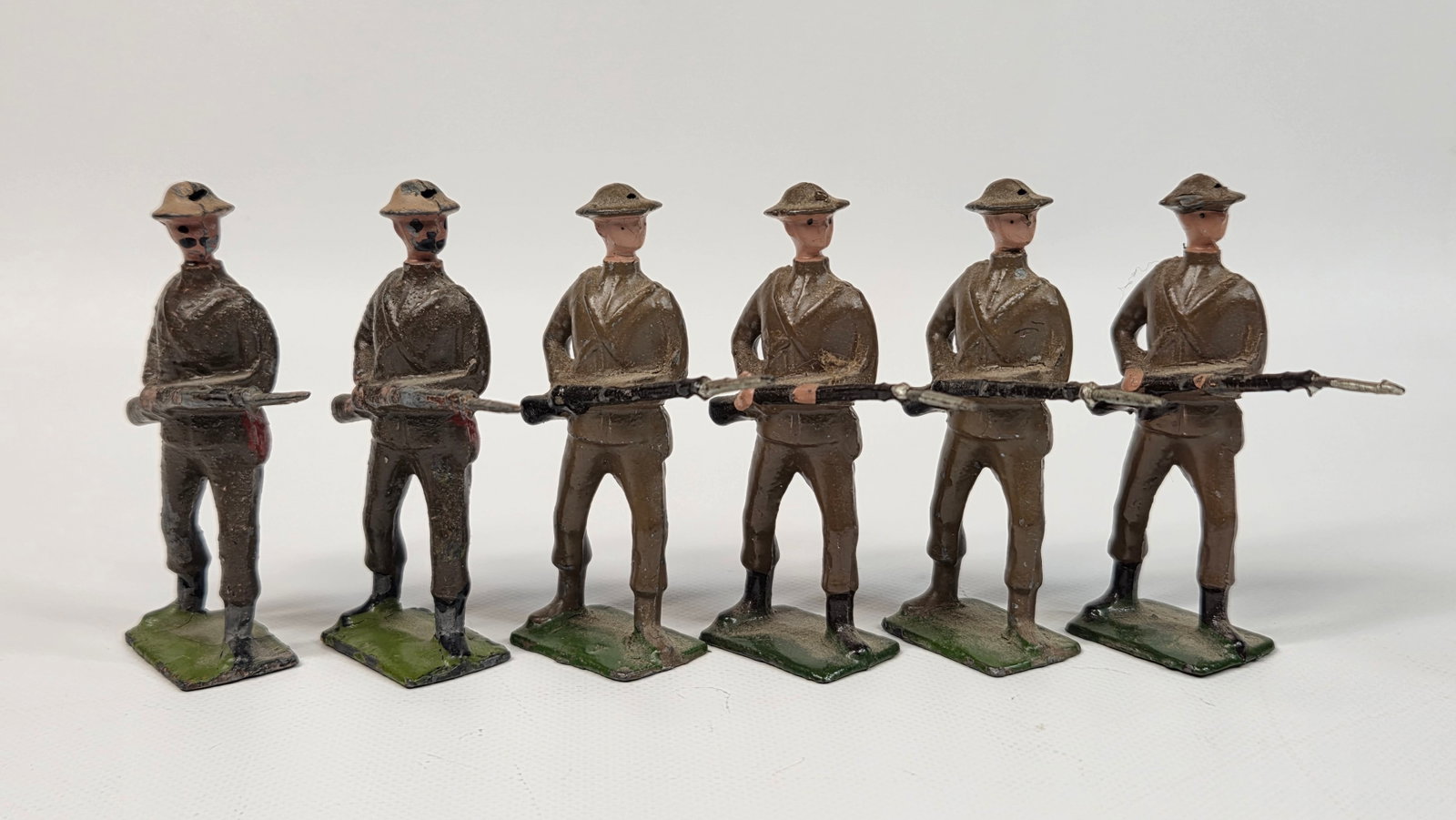 SET OF 6 VINTAGE UNMARKED LEAD SOLDIERS: ALL REMAIN IN FAIR TO GOOD CONDITION, SHOWING TYPICAL PAINT WEAR.
