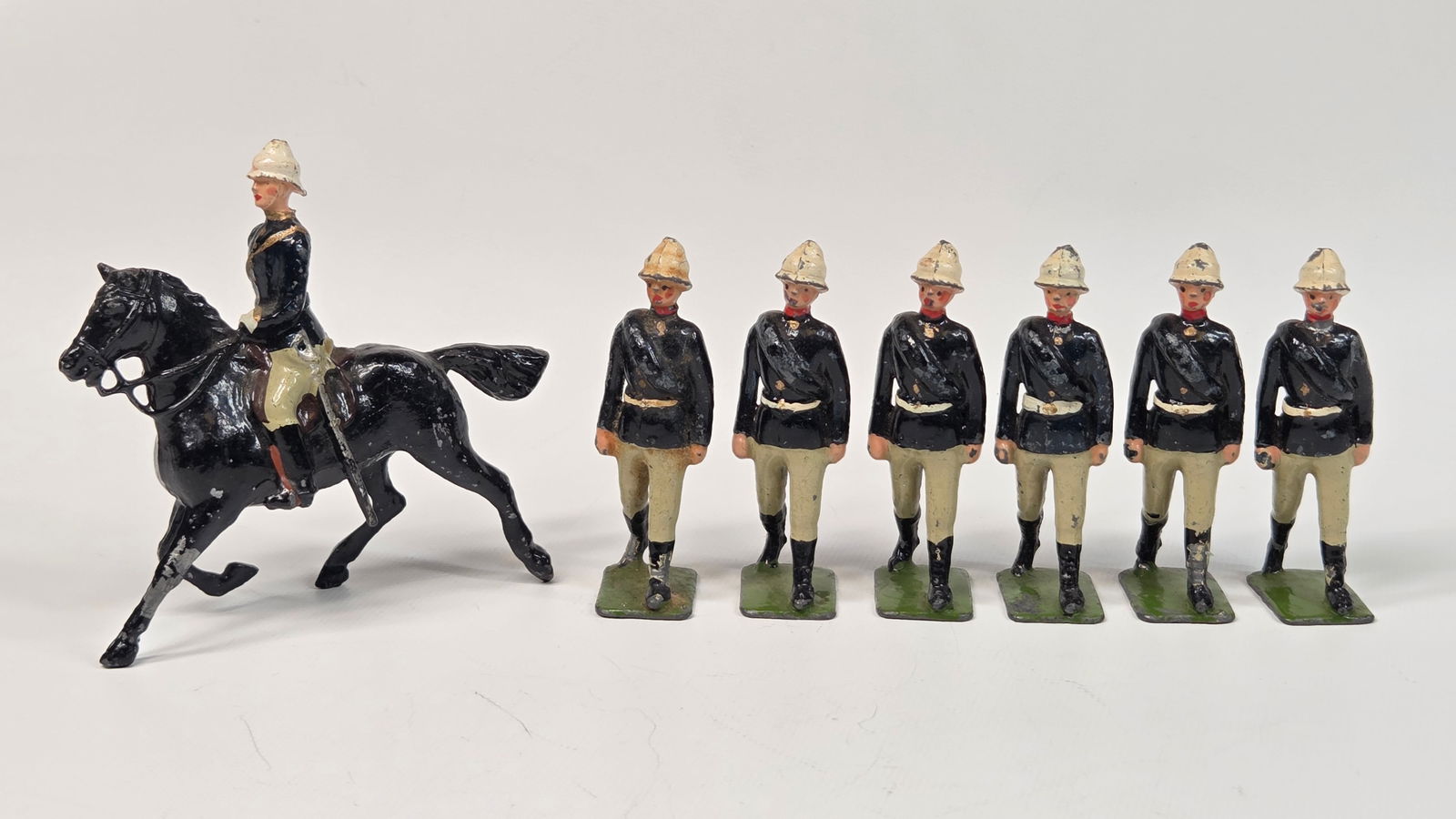 SET OF 7 VINTAGE BRITAIN SOLDIERS W/ OFFICER (1 of 6)