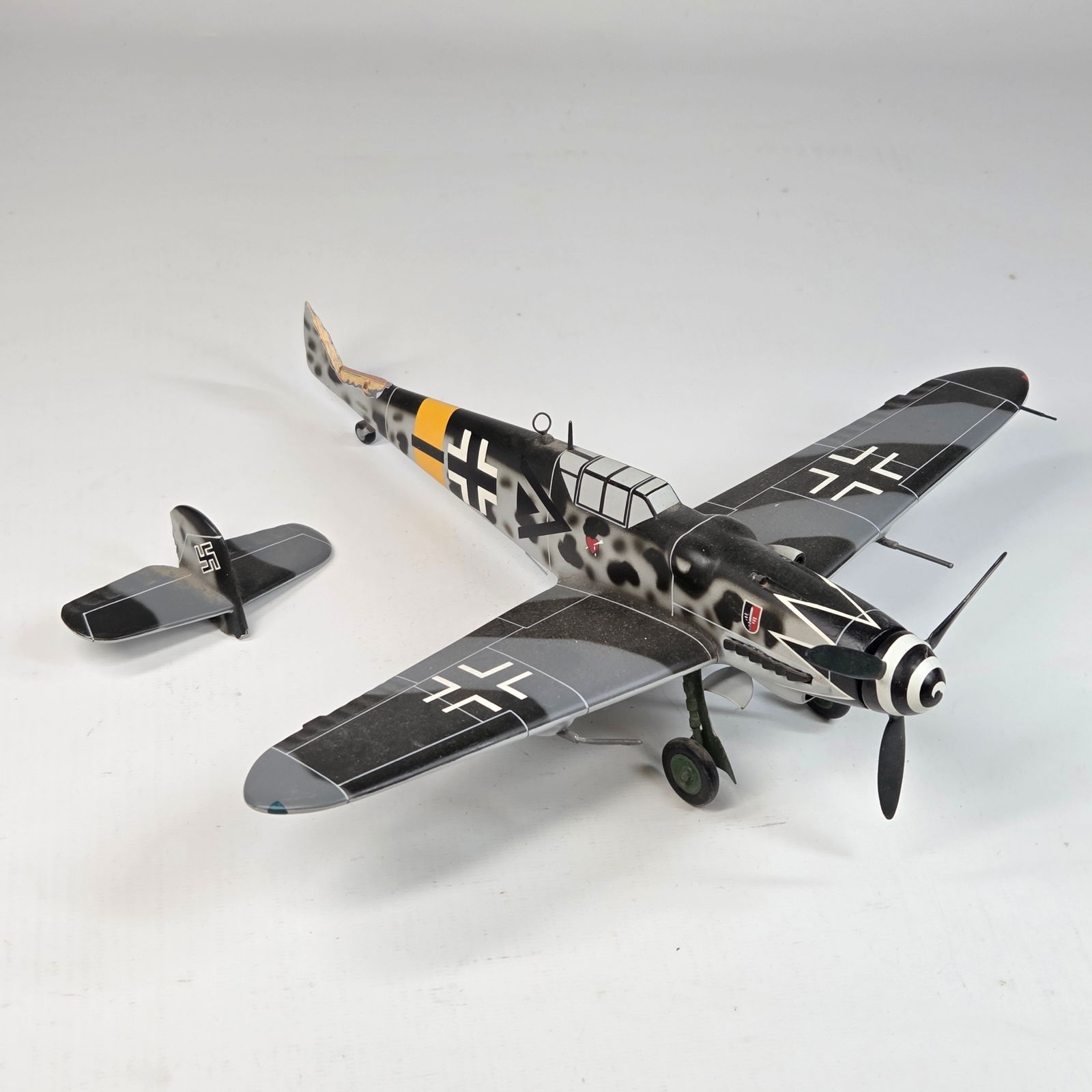 MESSERSCHMITT BF109E AIRPLANE DESK MODEL (1 of 3)