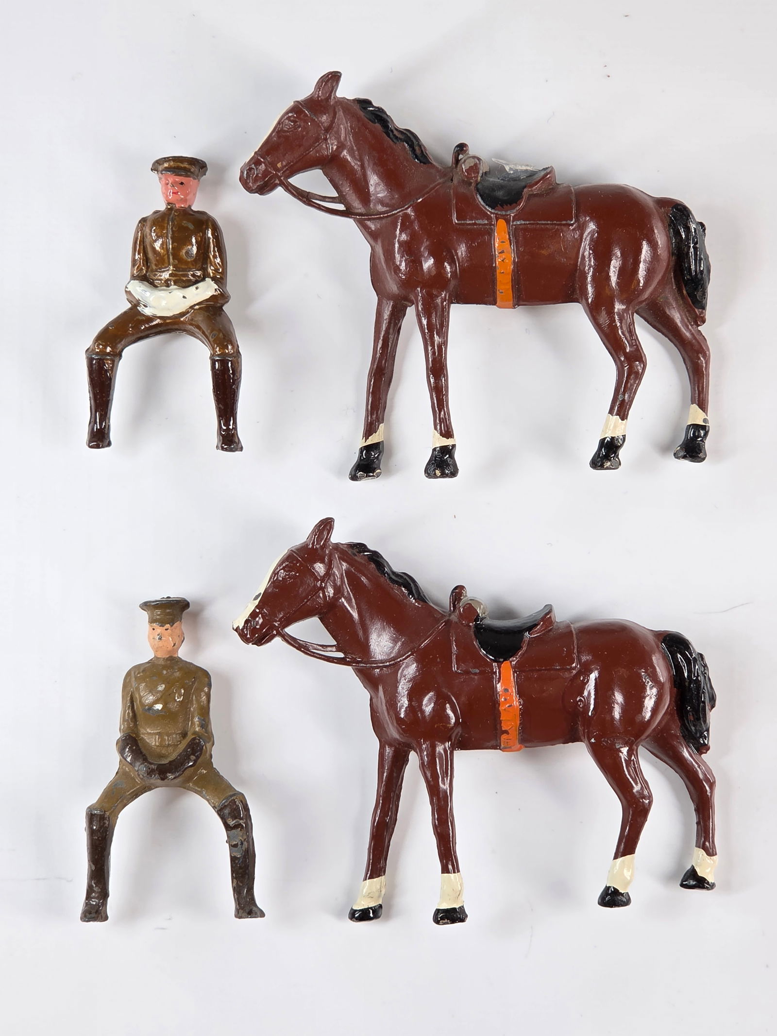 PAIR OF MOUNTED LEAD SOLDIERS: BOTH REMAIN IN GOOD CONDITION, SHOWING SOME PAINT WEAR.