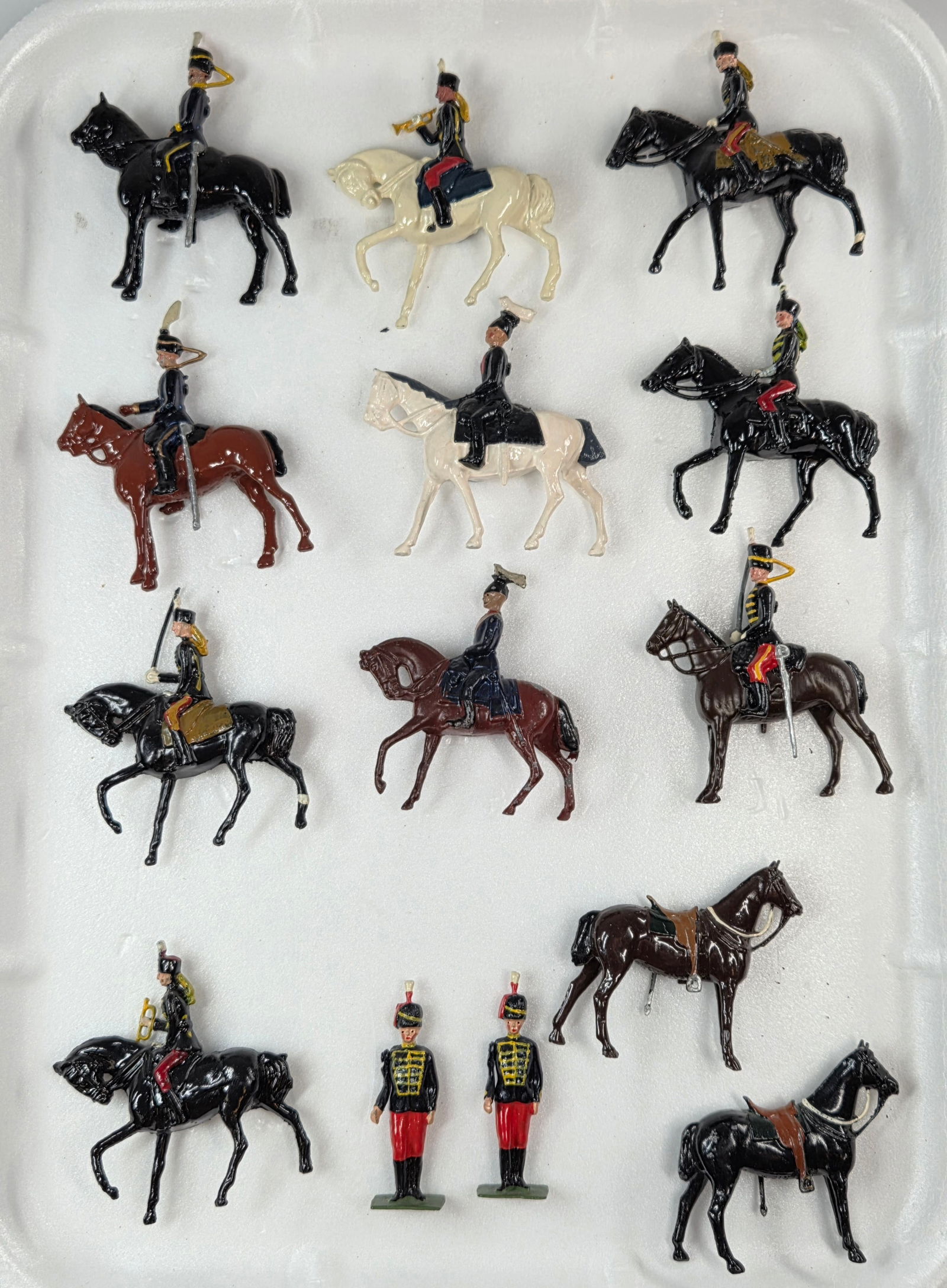14) VARIOUS MOUNTED & LEAD SOLDIERS: ALL REMAIN IN FAIR TO GOOD CONDITION, SHOWING SOME TYPICAL PAINT WEAR.
