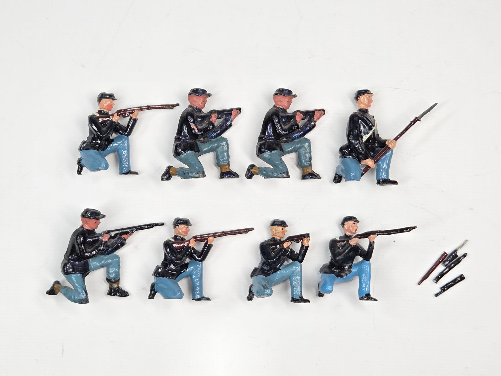 8) VARIOUS VINTAGE BRITAIN LEAD SOLDIERS KNEELING W/ RIFLE (1 of 4)