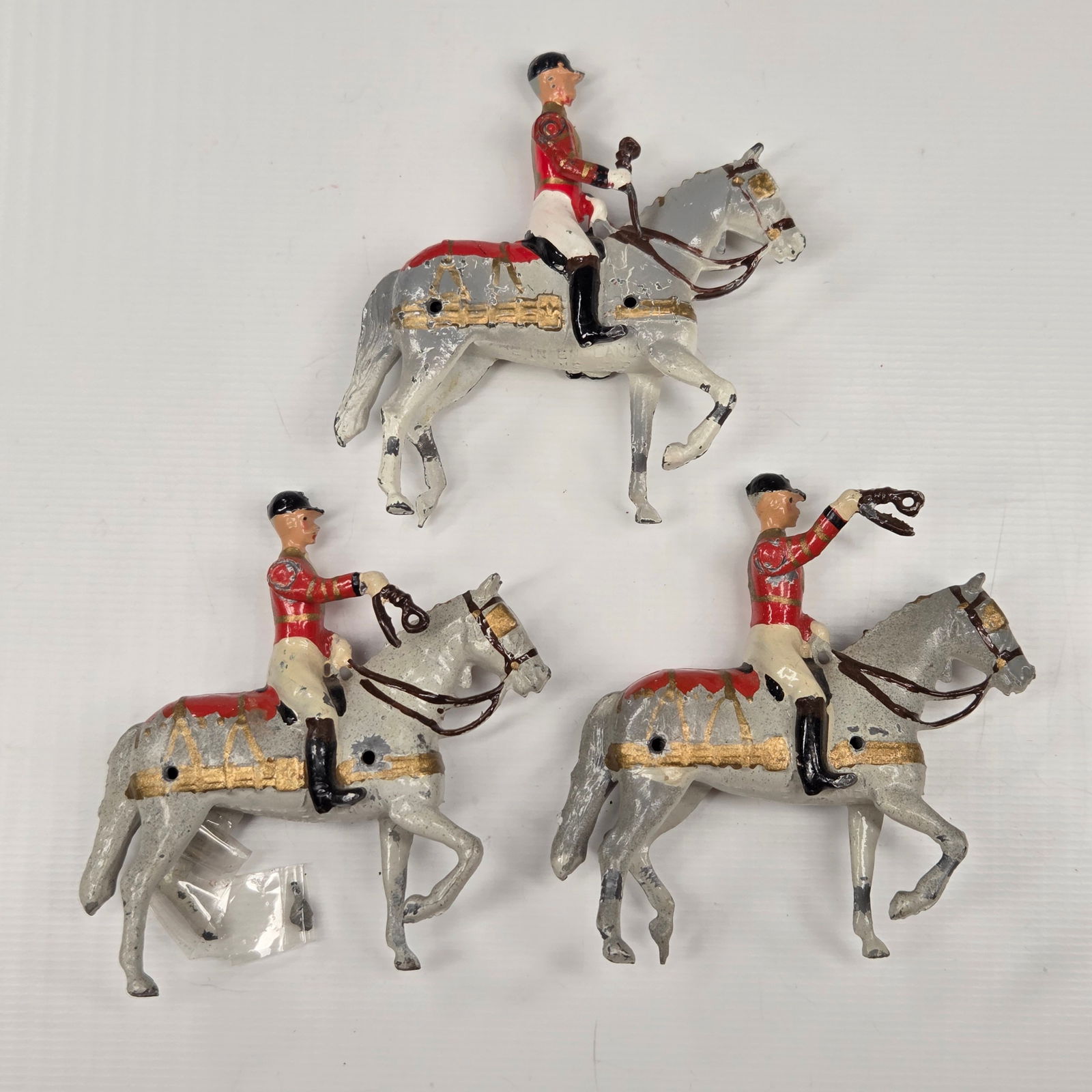 3) VINTAGE BRITAIN CORONATION HORSE & RIDERS: ALL REMAIN IN FAIR TO GOOD CONDITION, SHOWING SOME PAINT WEAR. ONE HORSE WITH BROKEN FOOT, PIECE INCLUDED.