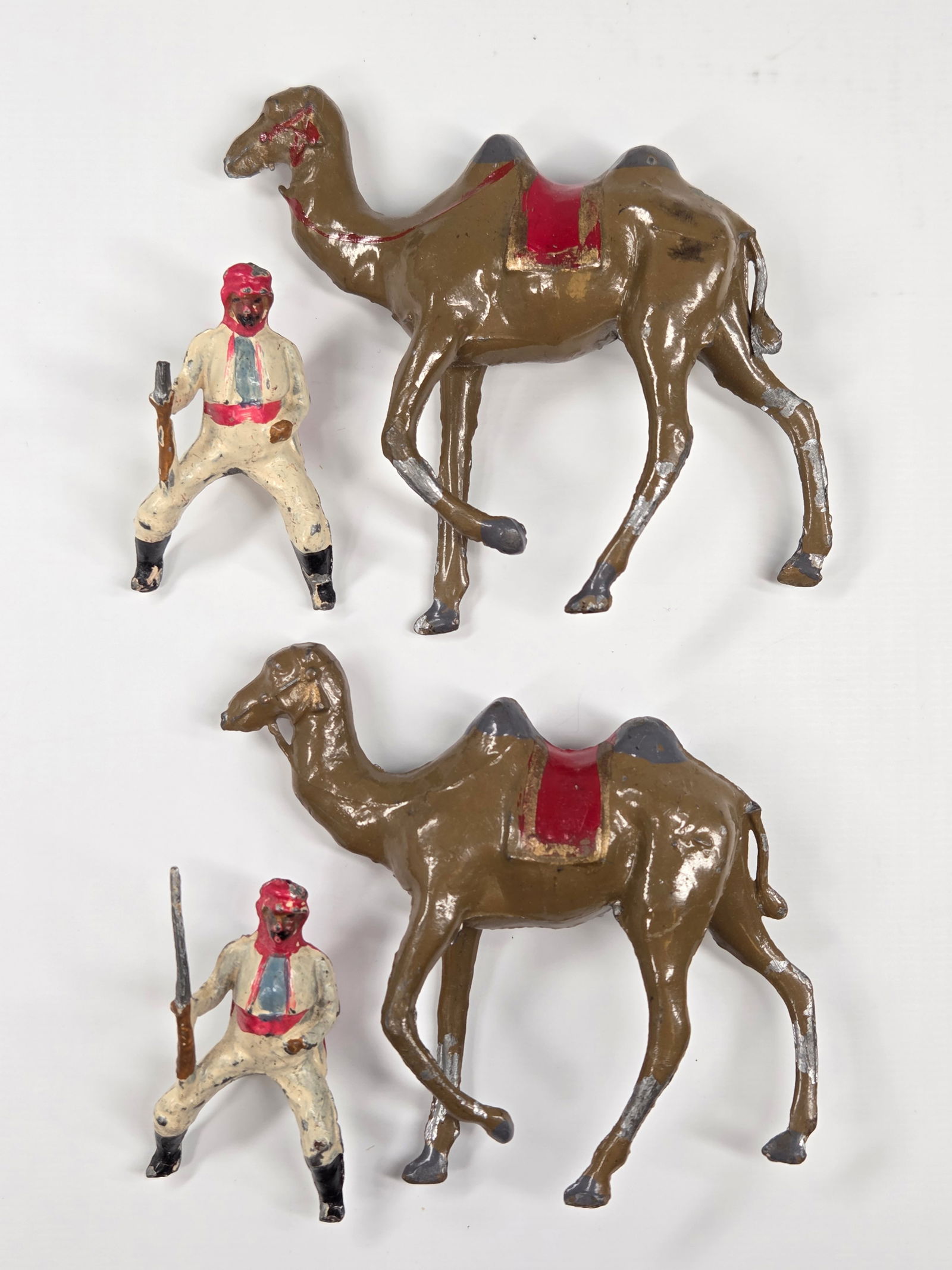 PAIR OF VINTAGE BRITAIN CAMEL CORPS: BOTH REMAIN IN FAIR TO GOOD CONDITION, SHOWING PAINT WEAR. ONE SOLDIER WITH BROKEN RIFLE TIP.