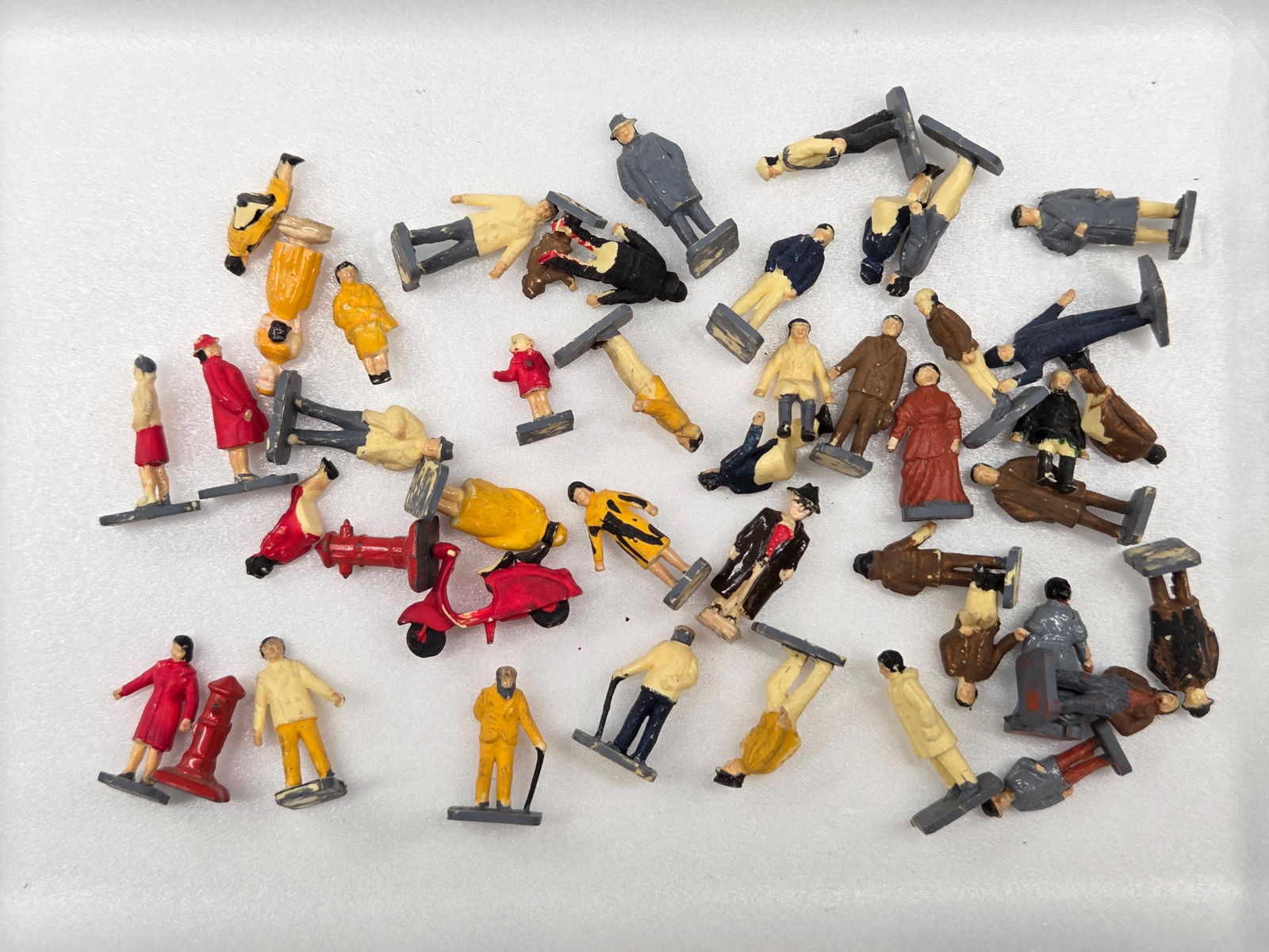 VARIOUS MINIATURE N SCALE TRAIN FIGURES (1 of 4)