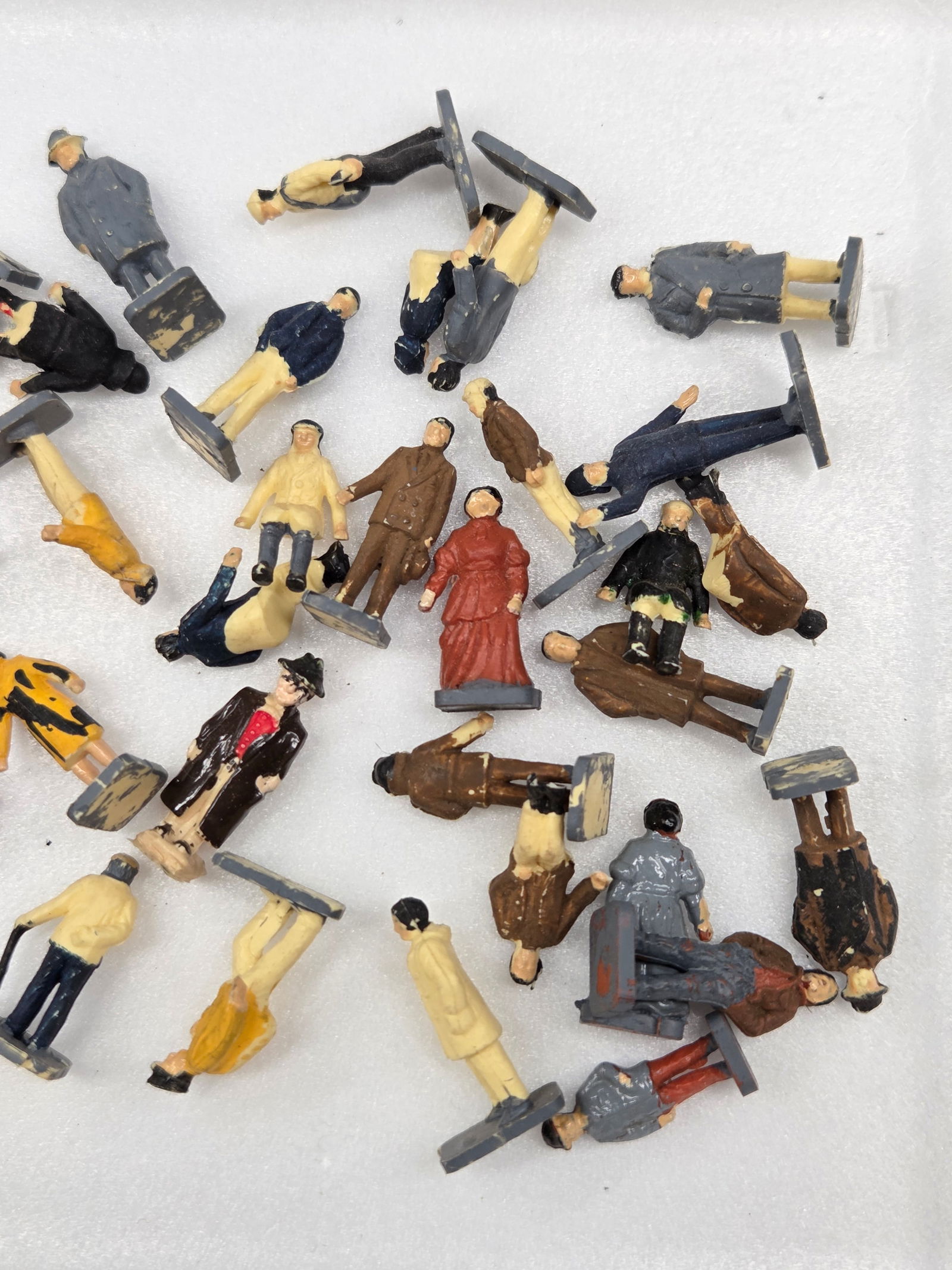 VARIOUS MINIATURE N SCALE TRAIN FIGURES - 2