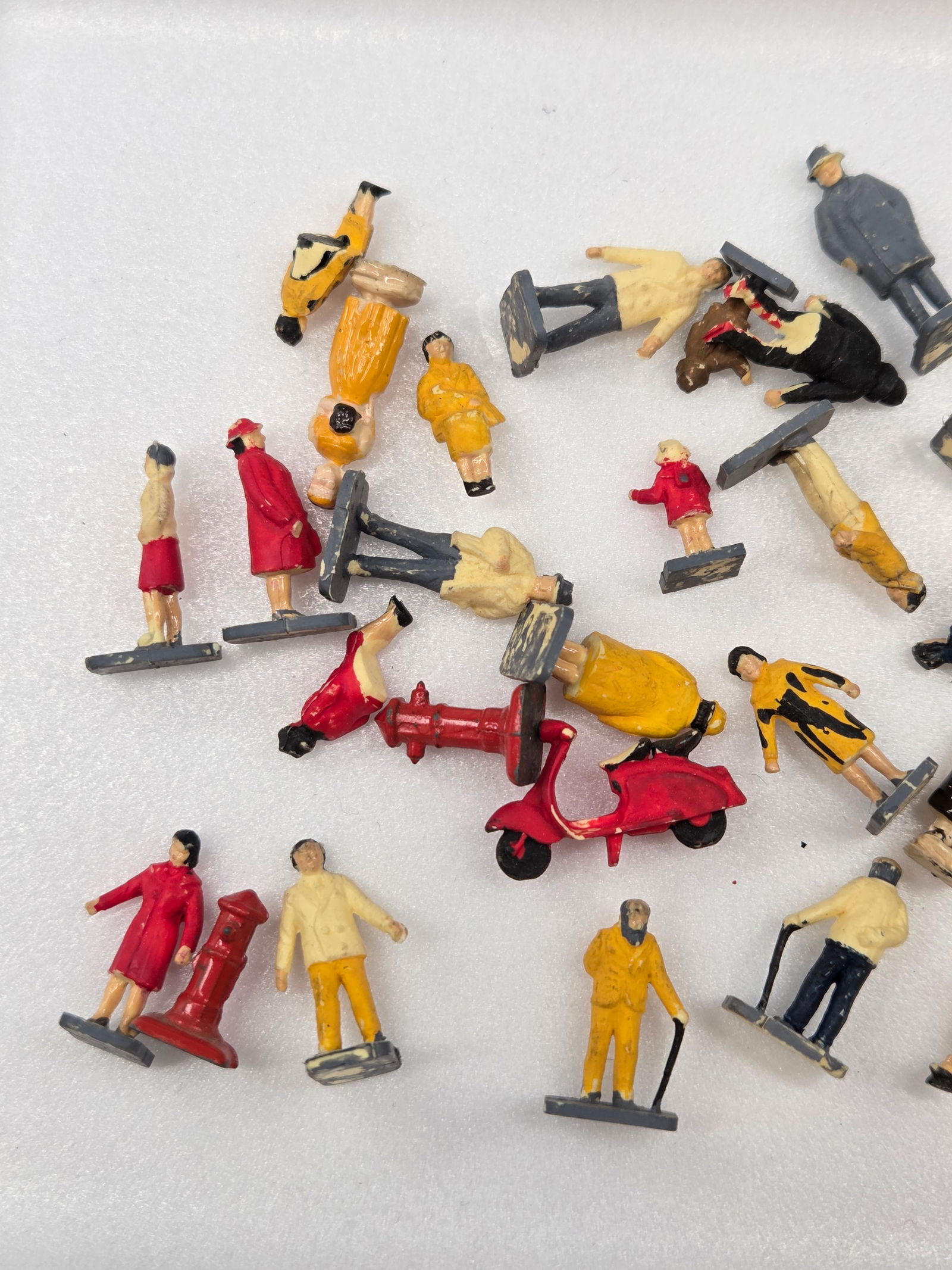 VARIOUS MINIATURE N SCALE TRAIN FIGURES - 3