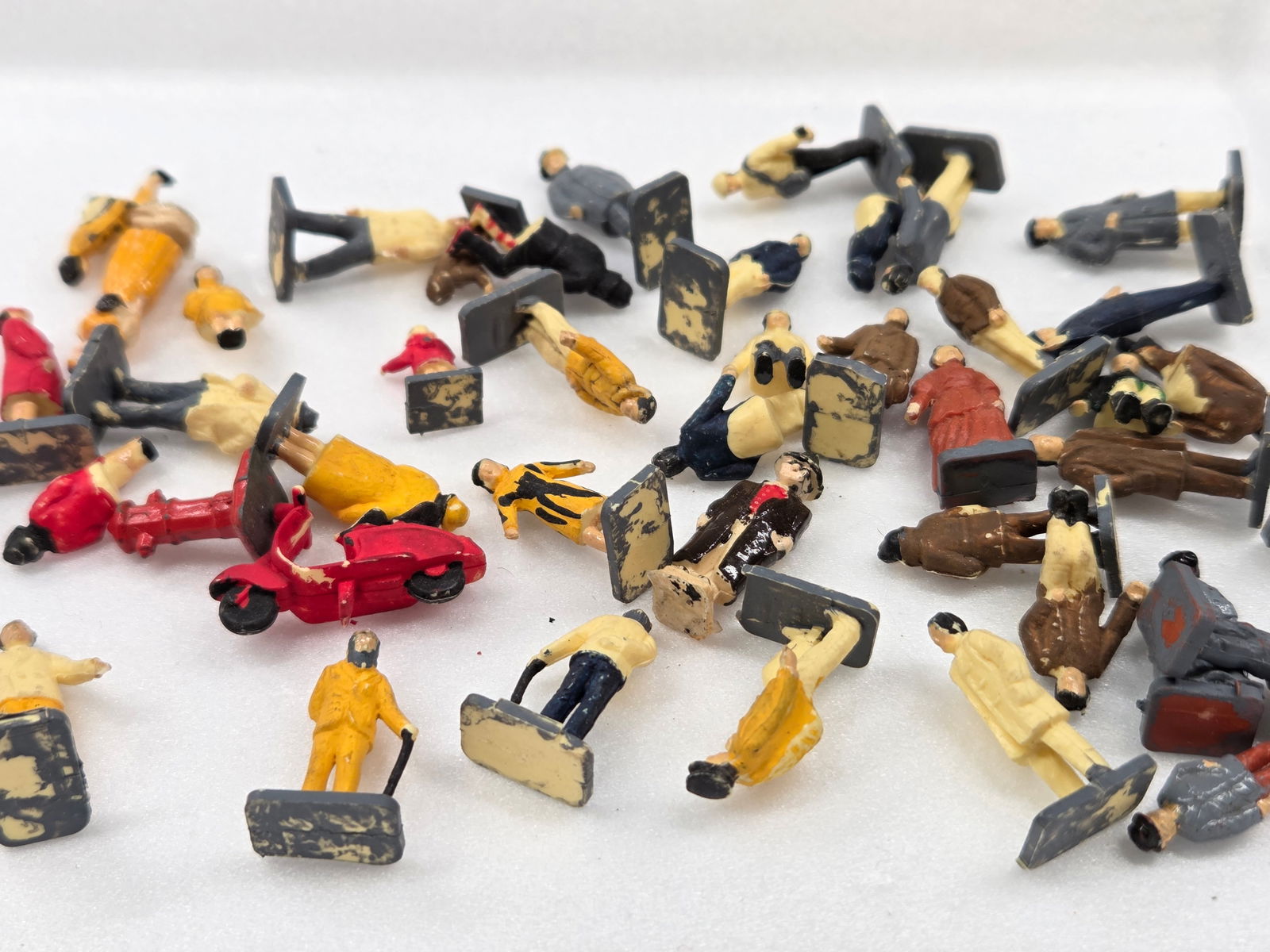 VARIOUS MINIATURE N SCALE TRAIN FIGURES - 4