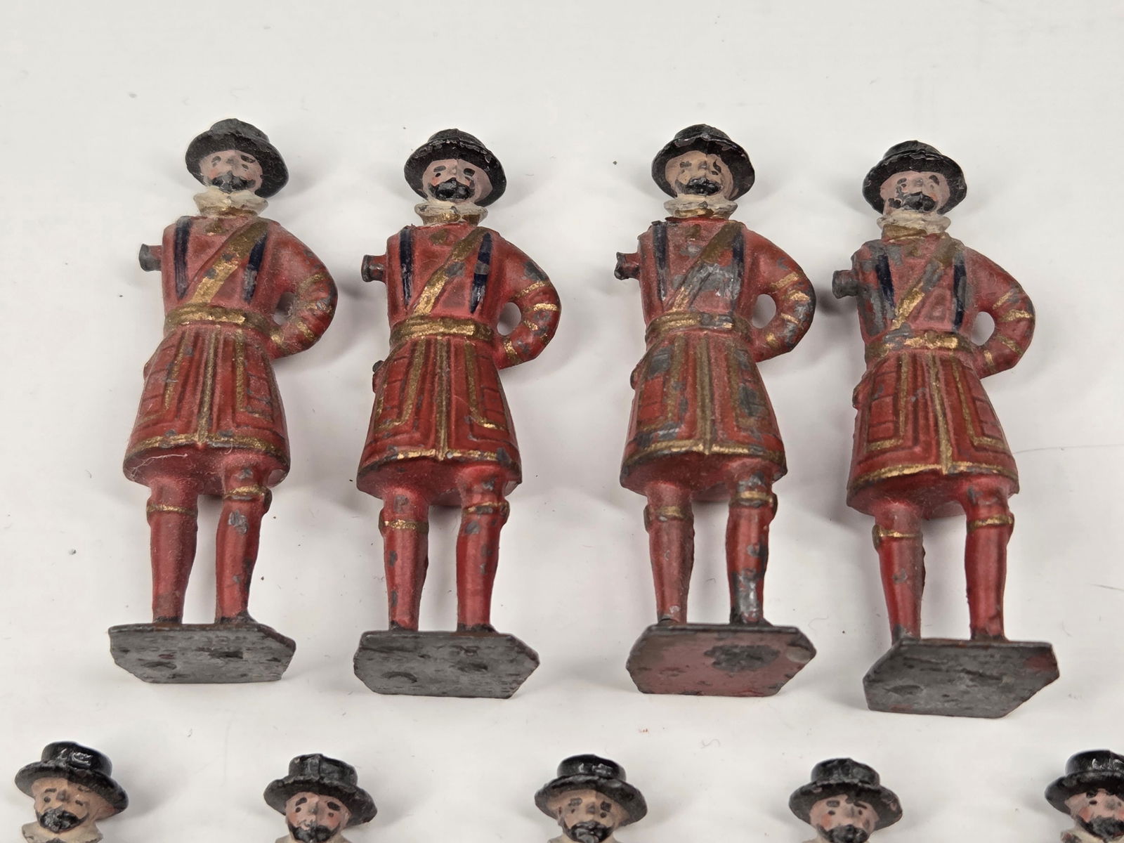 9) VINTAGE BRITAINS BEEFEATER FIGURES - 2