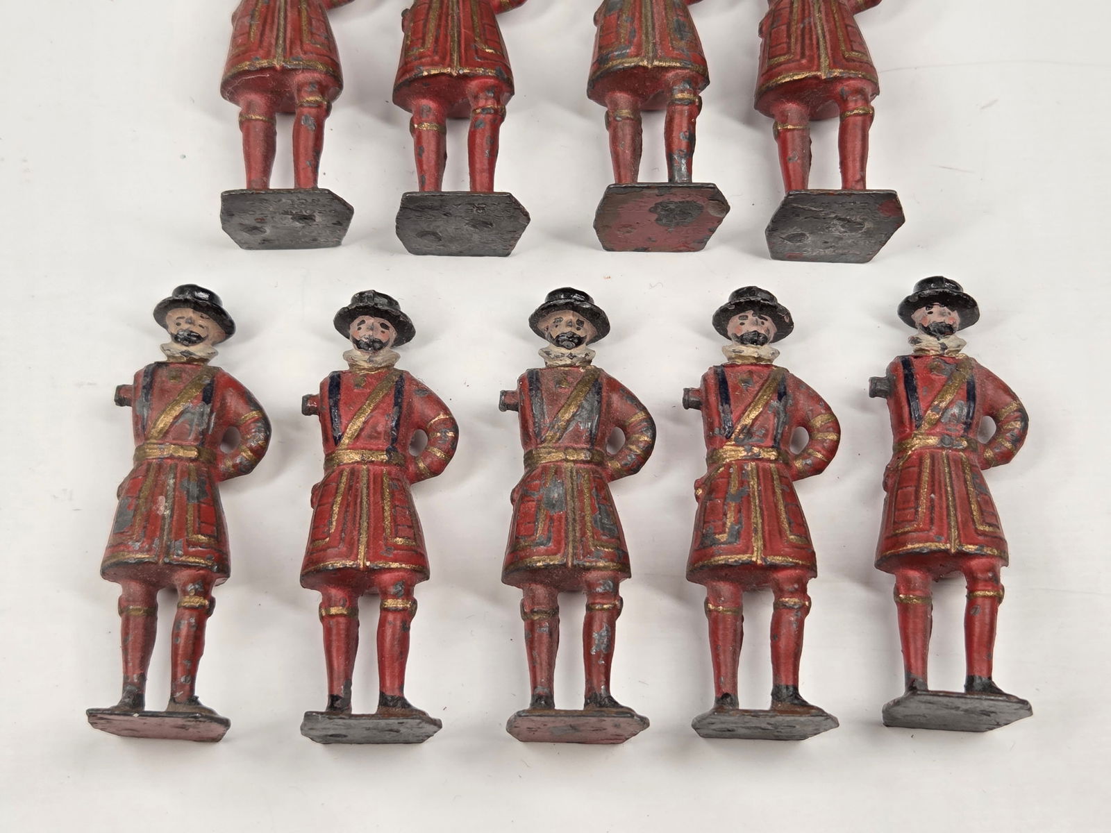 9) VINTAGE BRITAINS BEEFEATER FIGURES - 3