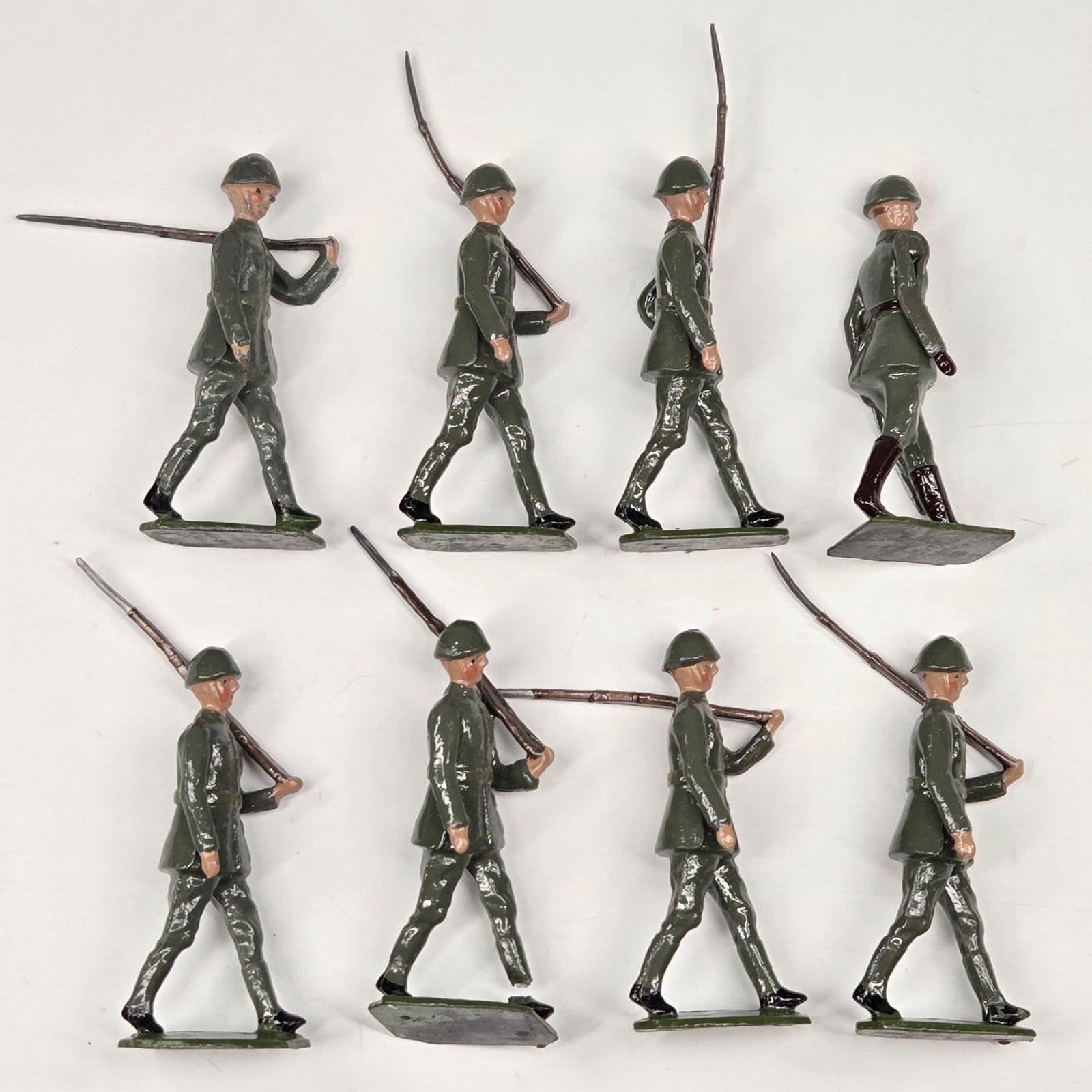SET OF 8 VINTAGE BRITAIN MARCHING LEAD SOLDIERS: ALL REMAIN IN GOOD CONDITION, POSSIBLY REPAINTED.