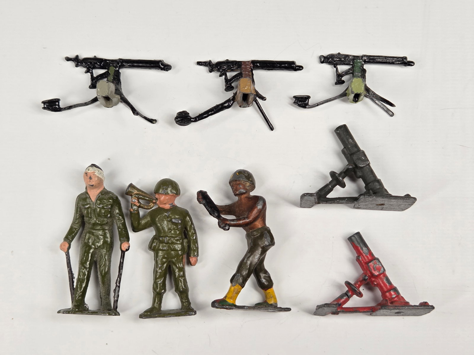VARIOUS BRAND LEAD SOLDIERS & GUNS: ALL REMAIN IN FAIR TO GOOD CONDITION, SHOWING SOME TYPICAL WEAR. ONE OF THE MACHINE GUNS HAS A BROKEN LEG.