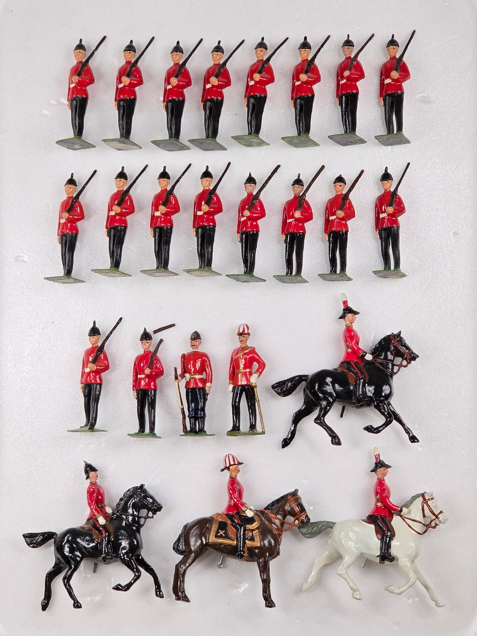 LARGE ASSORTMENT OF VINTAGE BRITAIN GUARDS & MOUNTED: ALL REMAIN IN GOOD CONDITION, SHOWING SOME TYPICAL PAINT WEAR. TWO RIFLE TIPS BROKEN.