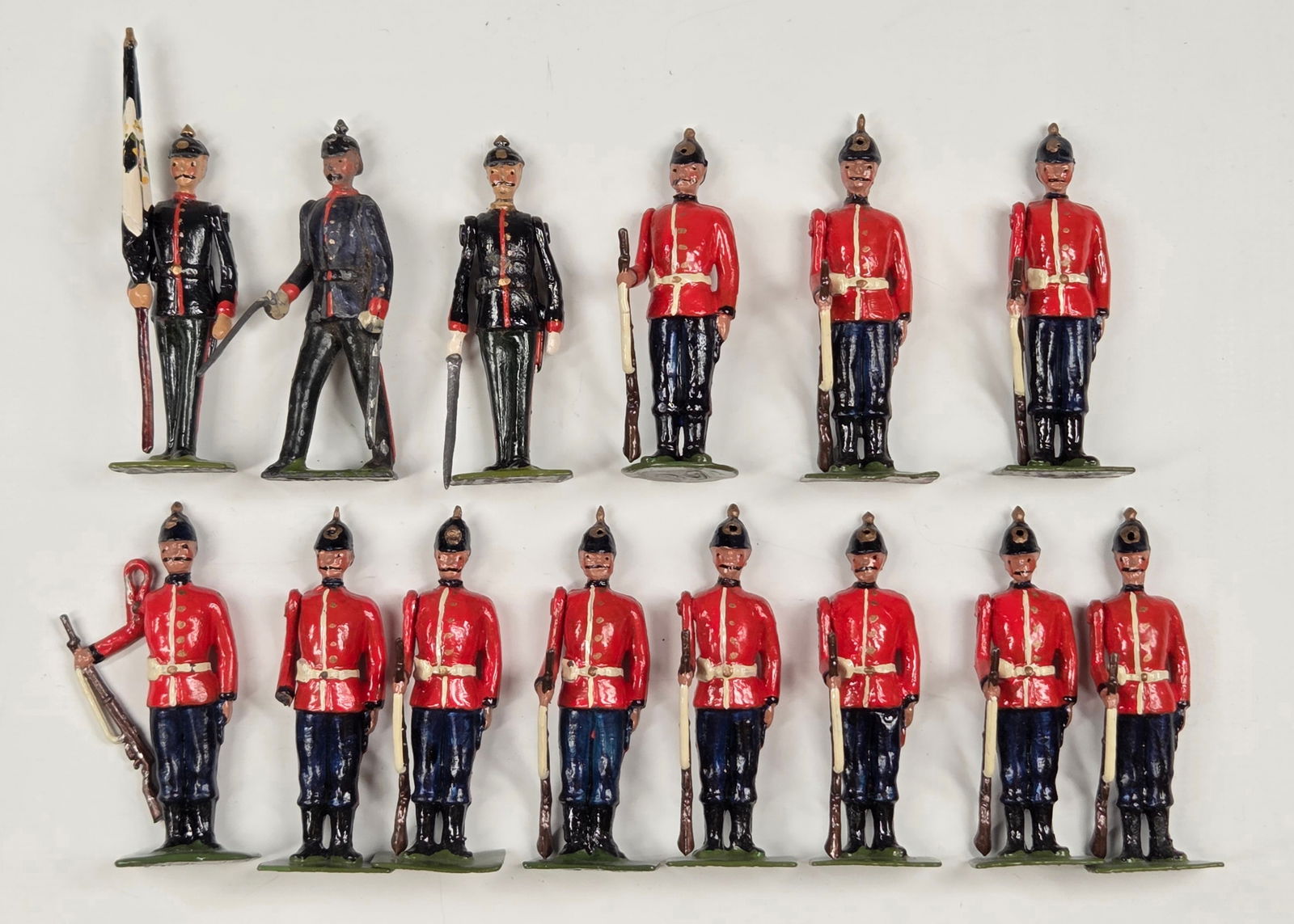 SET OF 11 VINTAGE BRITAINS DUKE OF CAMBRIDGE'S MIDDLESEX REGIMENT +: ALL REMAIN IN FAIR TO GOOD CONDITION, SHOWING SOME TYPICAL WEAR. ONE SOLDIER WITH BROKEN / MISSING RIFLE. ONE WITH LOOSE ARM.