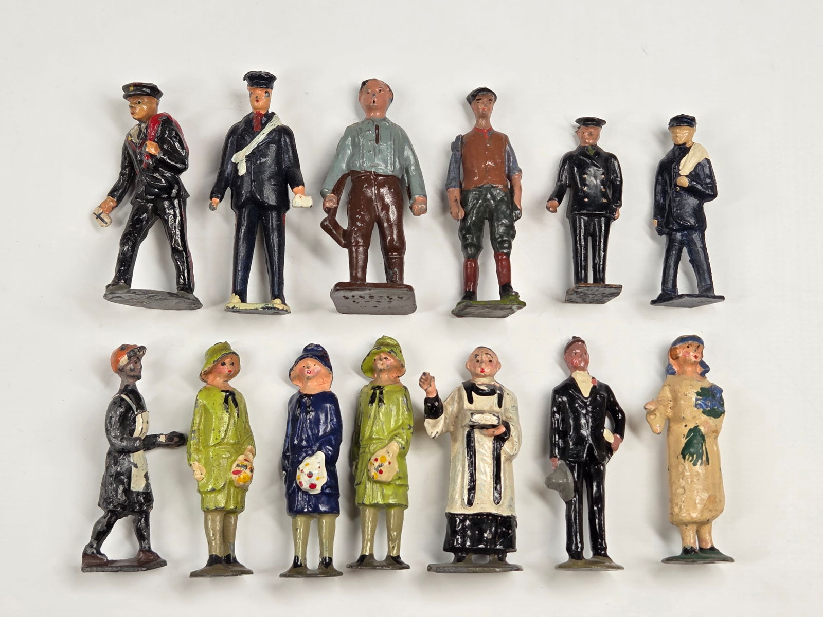 13) VARIOUS BRAND LEAD SOLDIER CIVILIANS: ALL REMAIN IN GOOD CONDITION, SHOWING SOME TYPICAL PAINT WEAR.