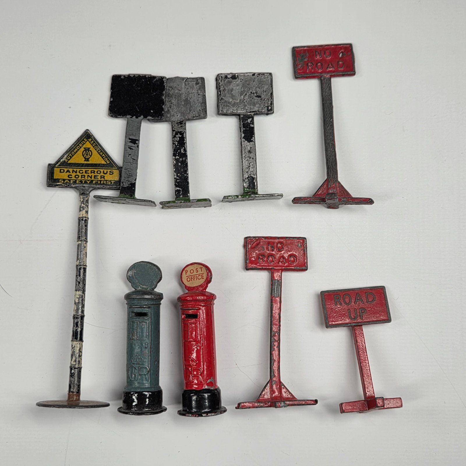 VARIOUS VINTAGE LEAD BRITAIN + ROAD SIGNS: ALL REMAIN IN FAIR TO GOOD CONDITION, SHOWING SOME TYPICAL PAINT WEAR.