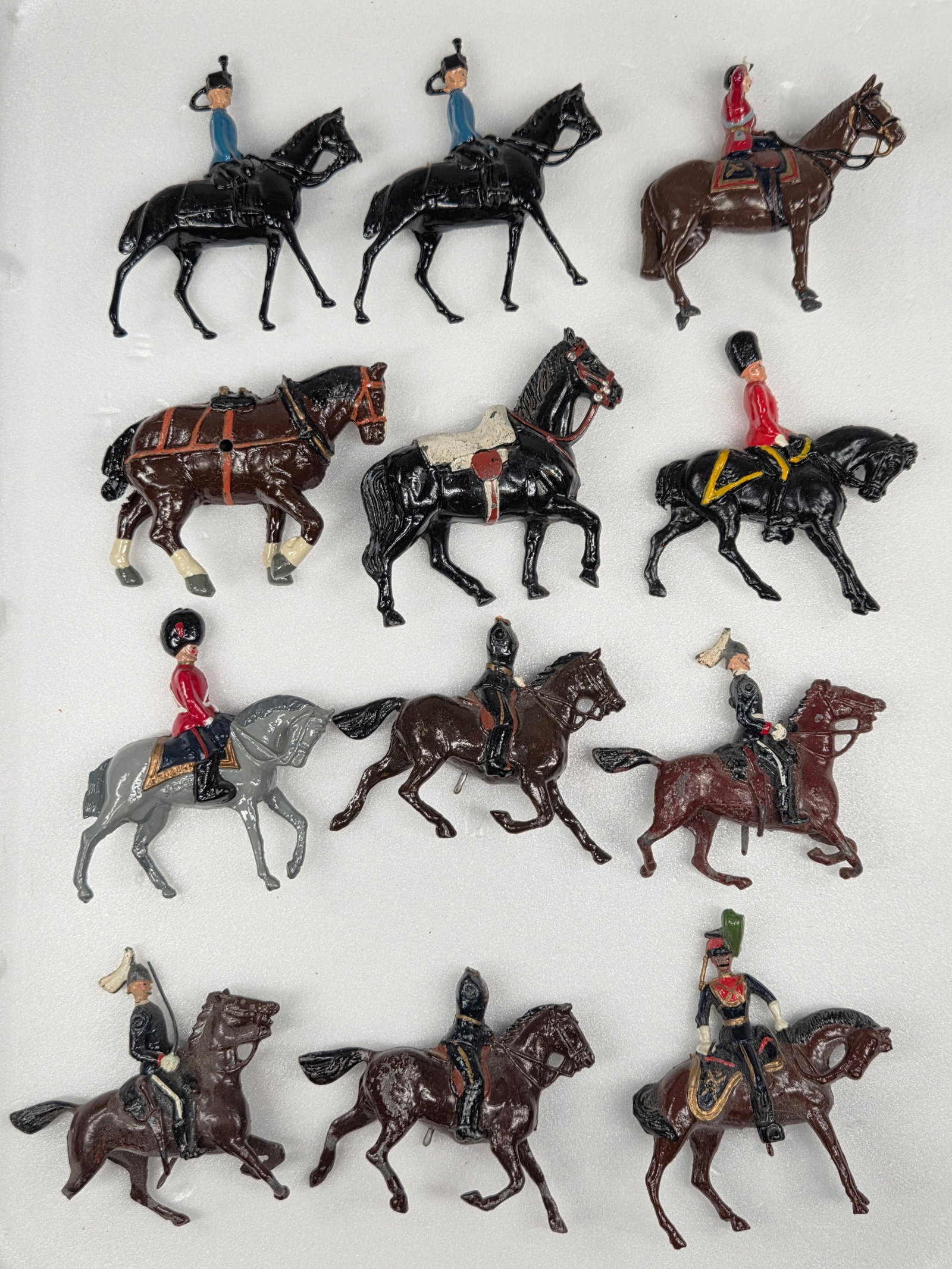 12) VINTAGE BRITAIN LEAD MOUNTED SOLDIERS (1 of 4)