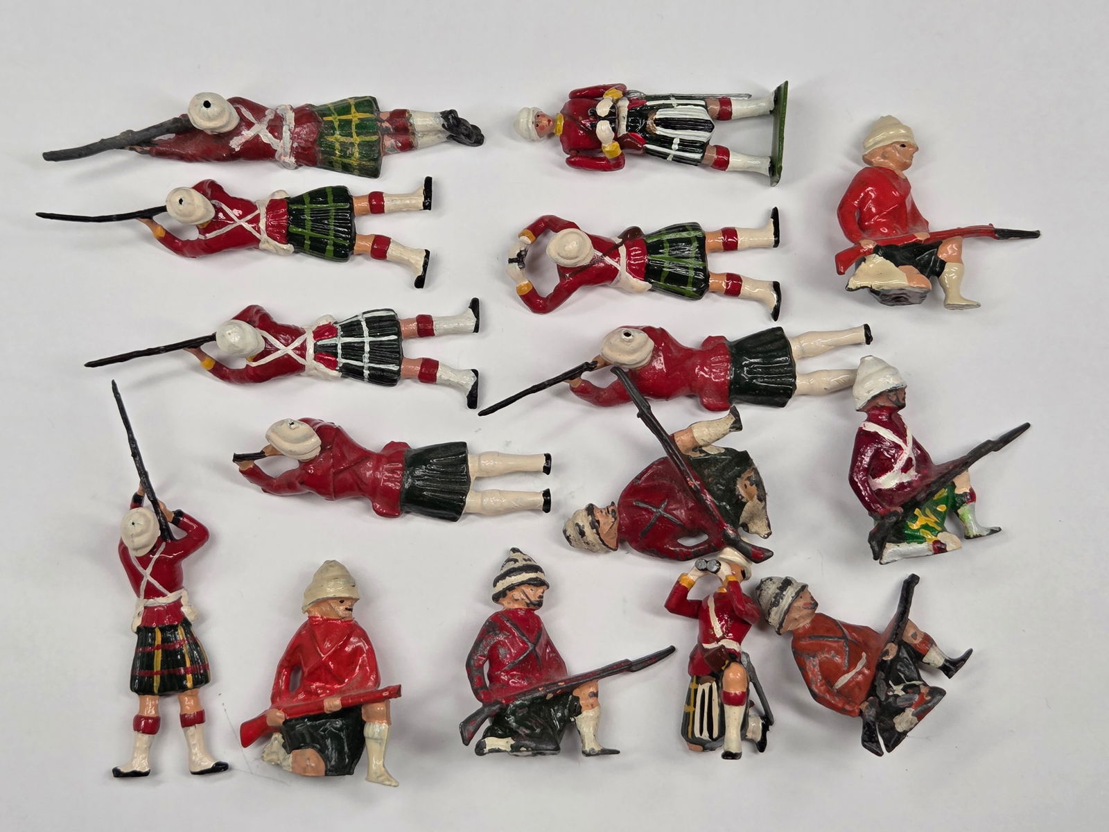 15) VARIOUS BRITAIN HIGHLANDERS LEAD SOLDIERS (1 of 4)