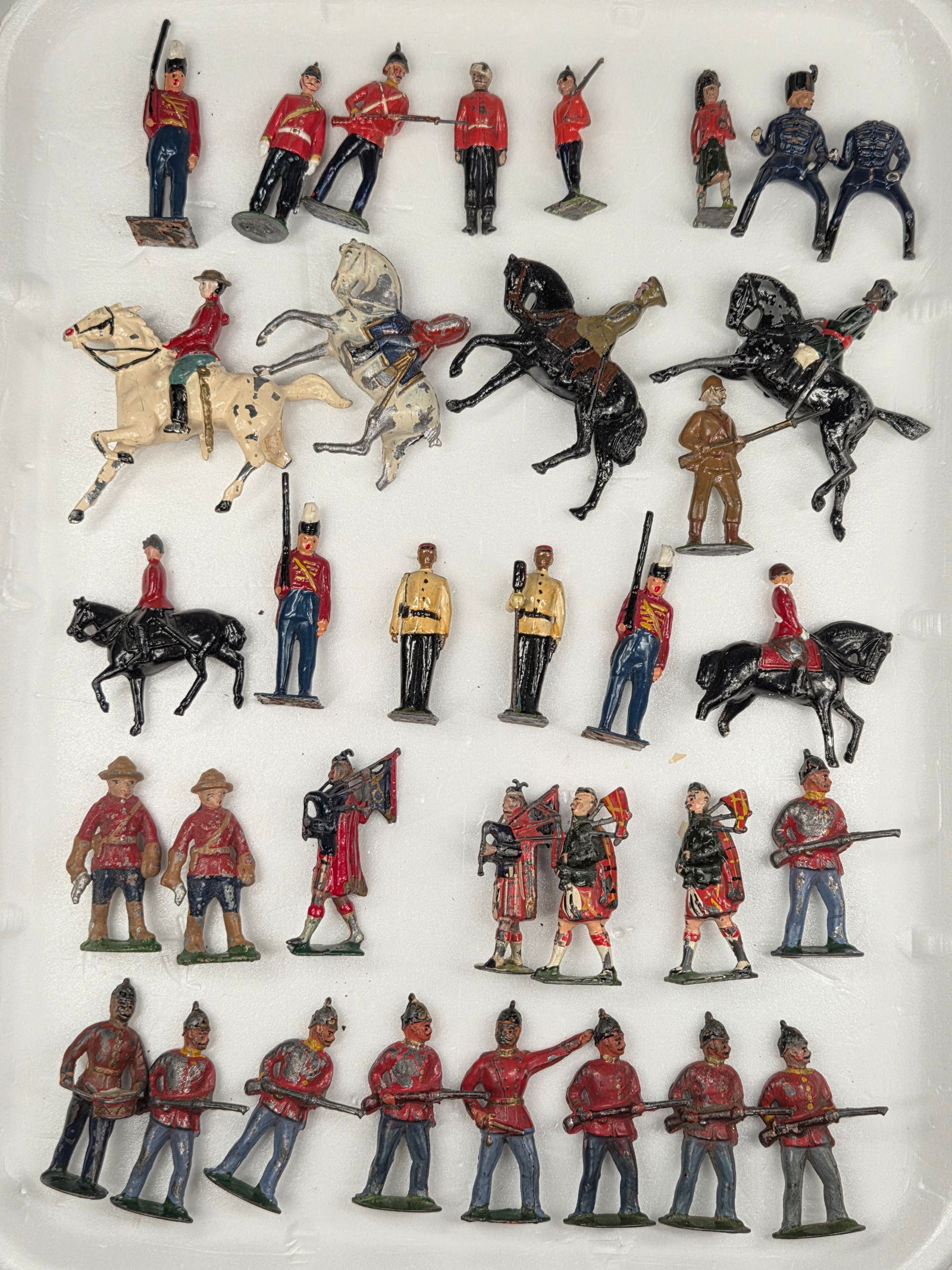 ASSORTMENT OF VARIOUS VINTAGE BRITAIN LEAD SOLDIERS (1 of 5)