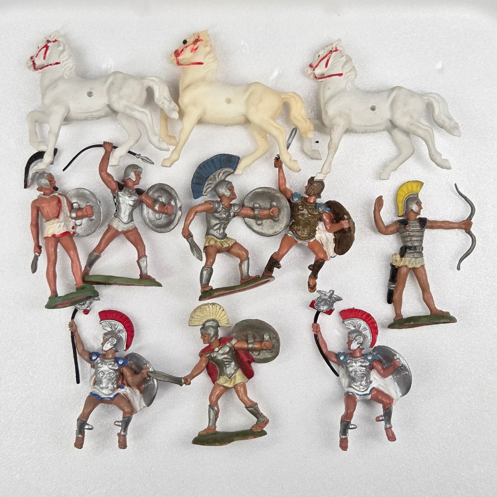 VARIOUS PLASTIC ROMAN SOLDIERS & 3) HORSE (1 of 4)