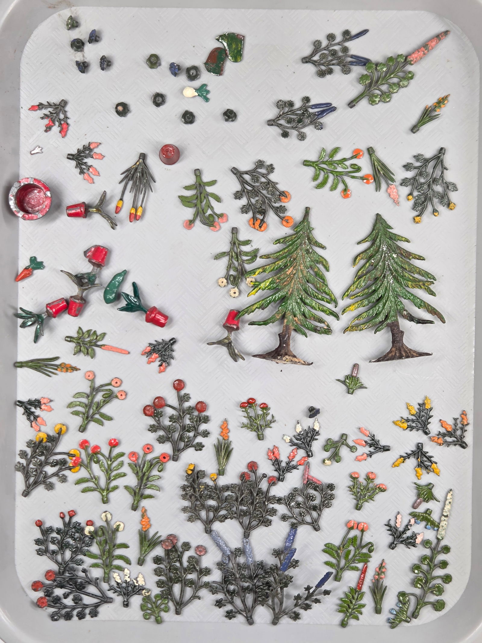 VARIOUS VINTAGE BRITAIN LEAD HAND PAINTED FLOWERS (1 of 4)