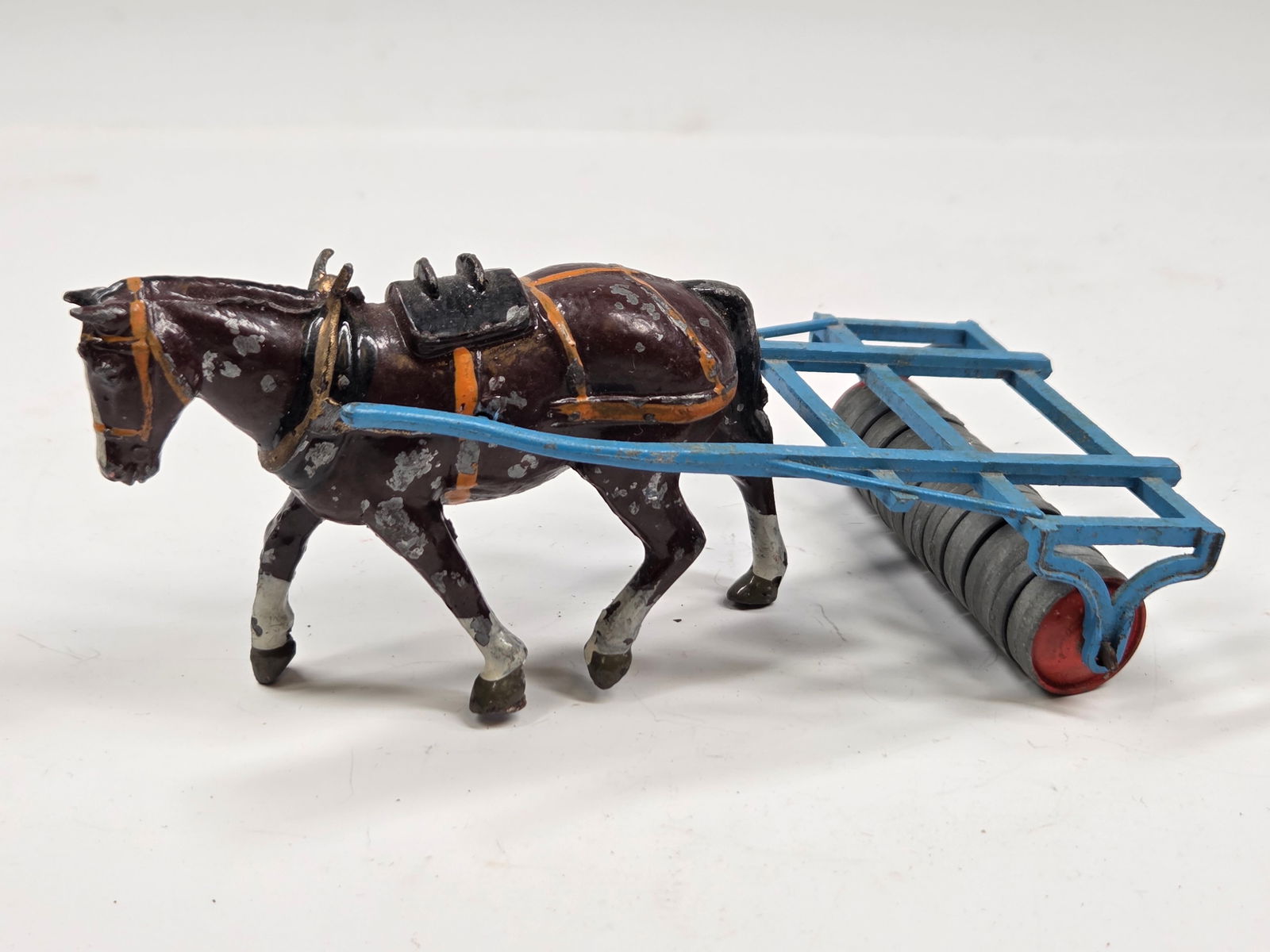 VINTAGE BRITAINS LTD WORK HORSE PULLING ROLLER: REMAINS IN GOOD CONDITION, SHOWING SOME TYPICAL PAINT WEAR.