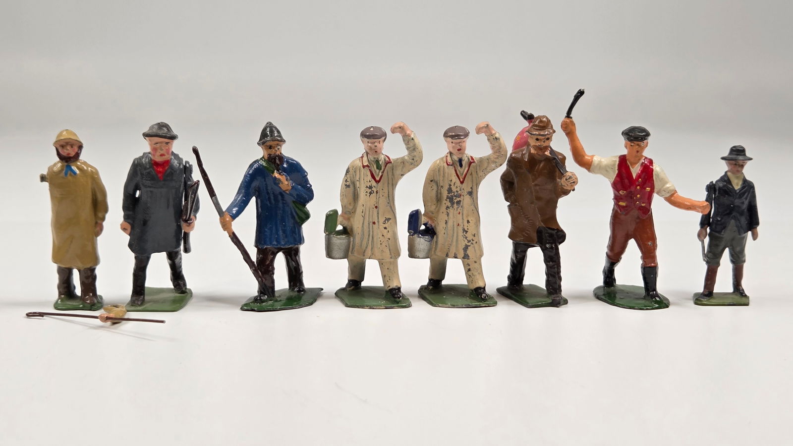 8) VARIOUS VINTAGE LEAD FARM FIGURES (1 of 7)