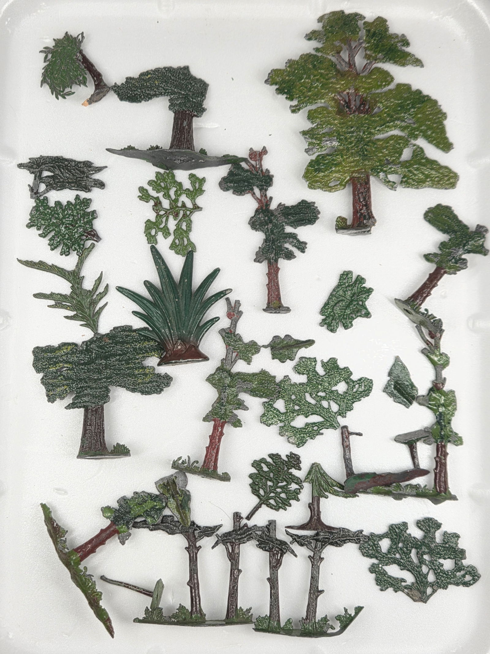 VARIOUS DAMAGED LEAD TREE ACCESSORY PARTS (1 of 3)