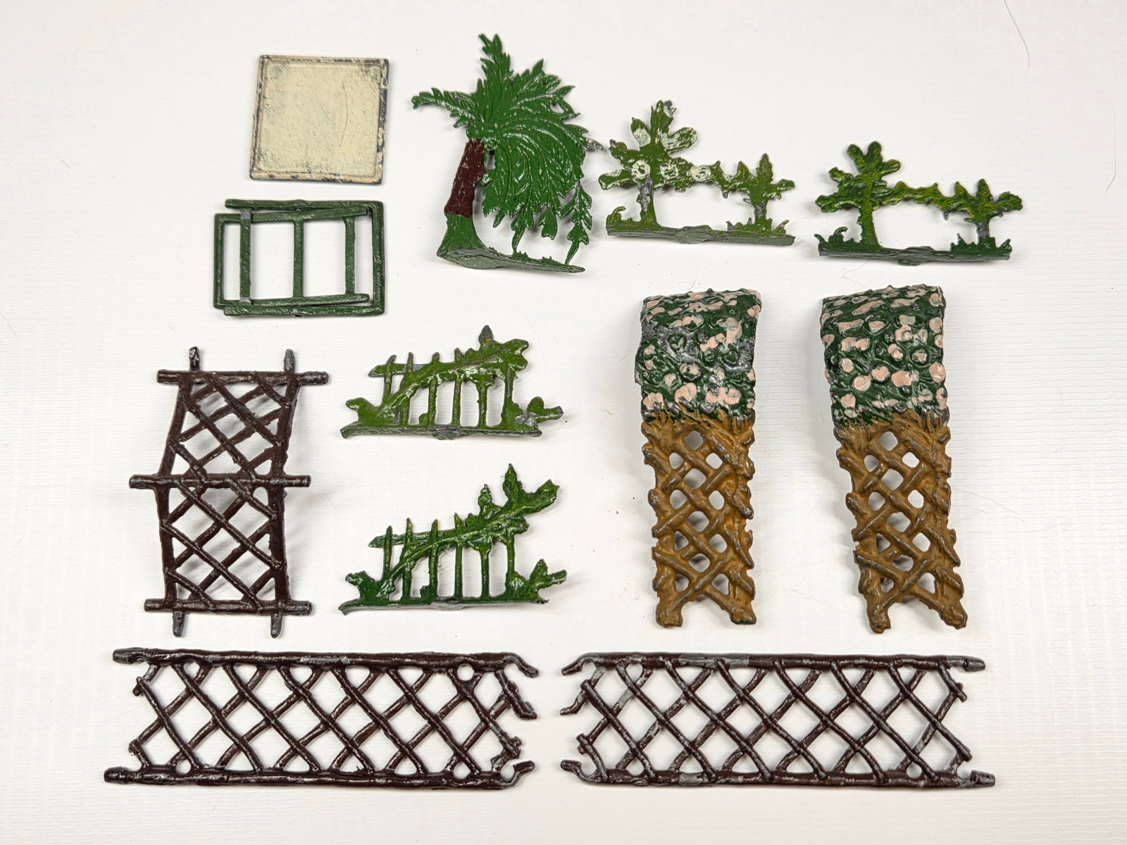 12) VINTAGE LEAD FENCE, TREES AND ACCESSORIES (1 of 4)