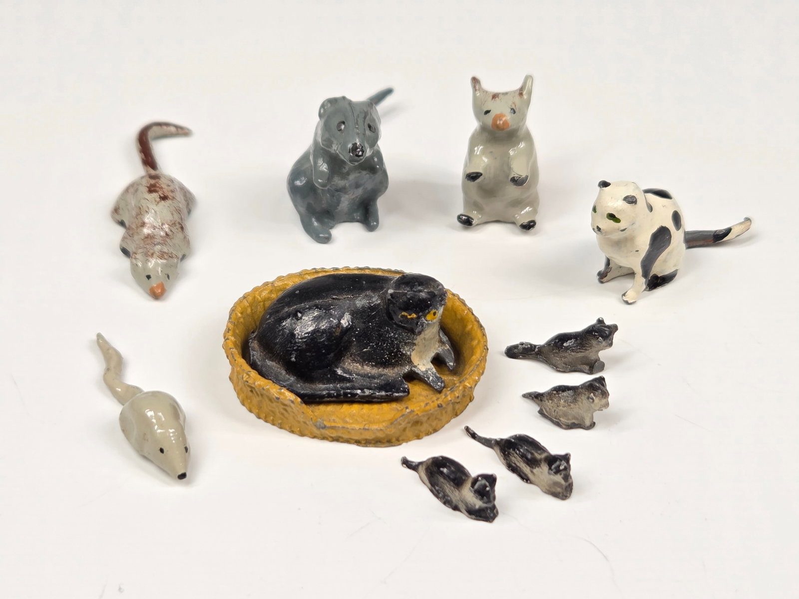 VINTAGE LEAD MICE AND CATS W/ KITTENS (1 of 8)