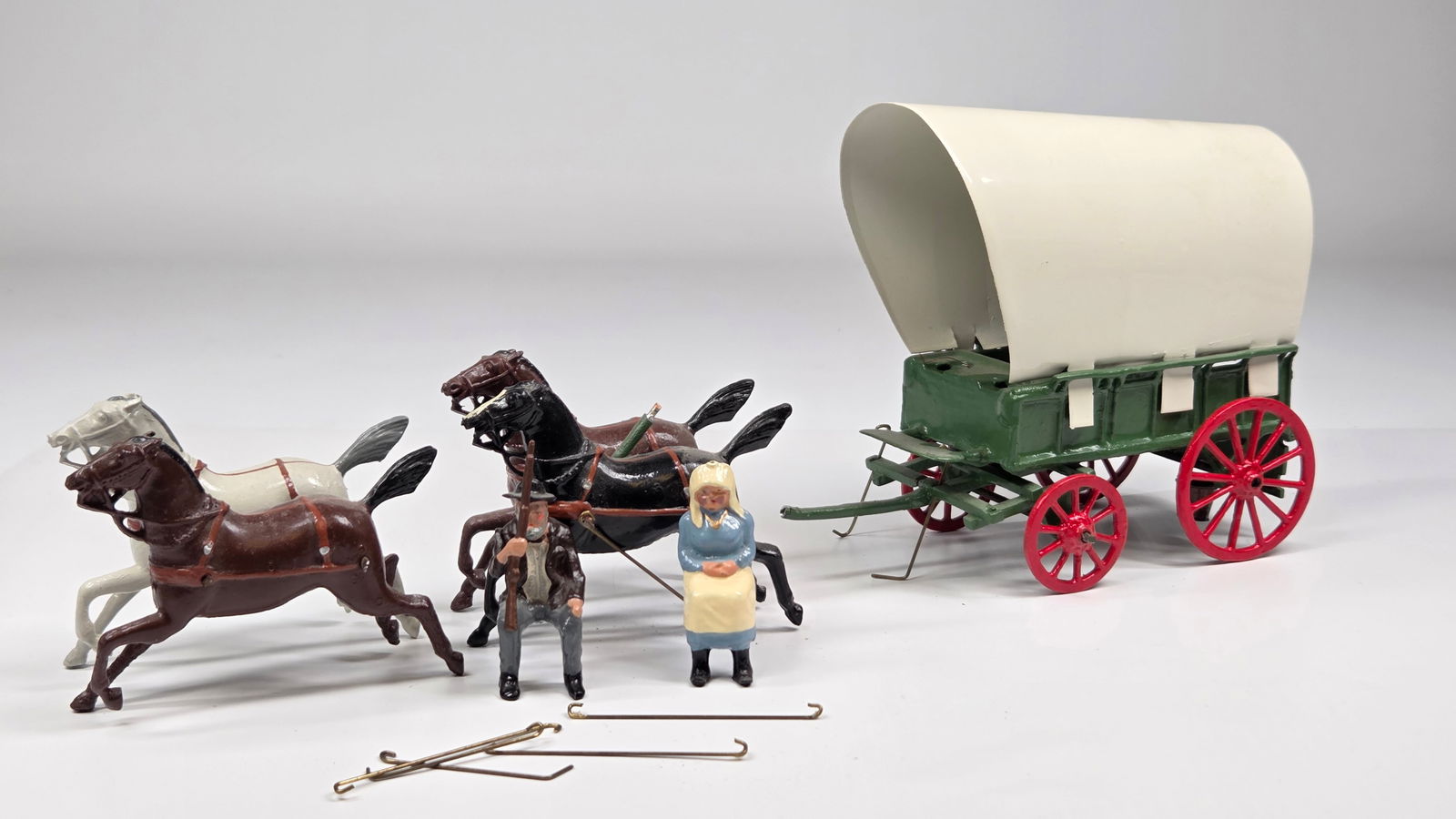 VINTAGE BRITAIN HORSE DRAWN COVERED WAGON (1 of 6)
