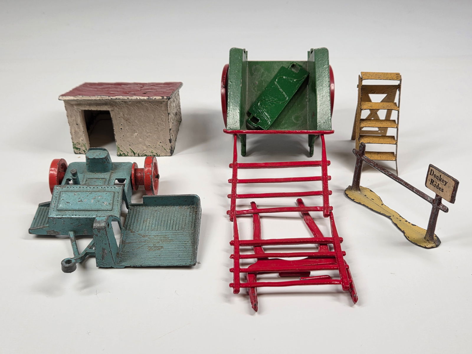 VARIOUS VINTAGE BRAND LEAD FARM ACCESSORIES & MACHINE (1 of 9)