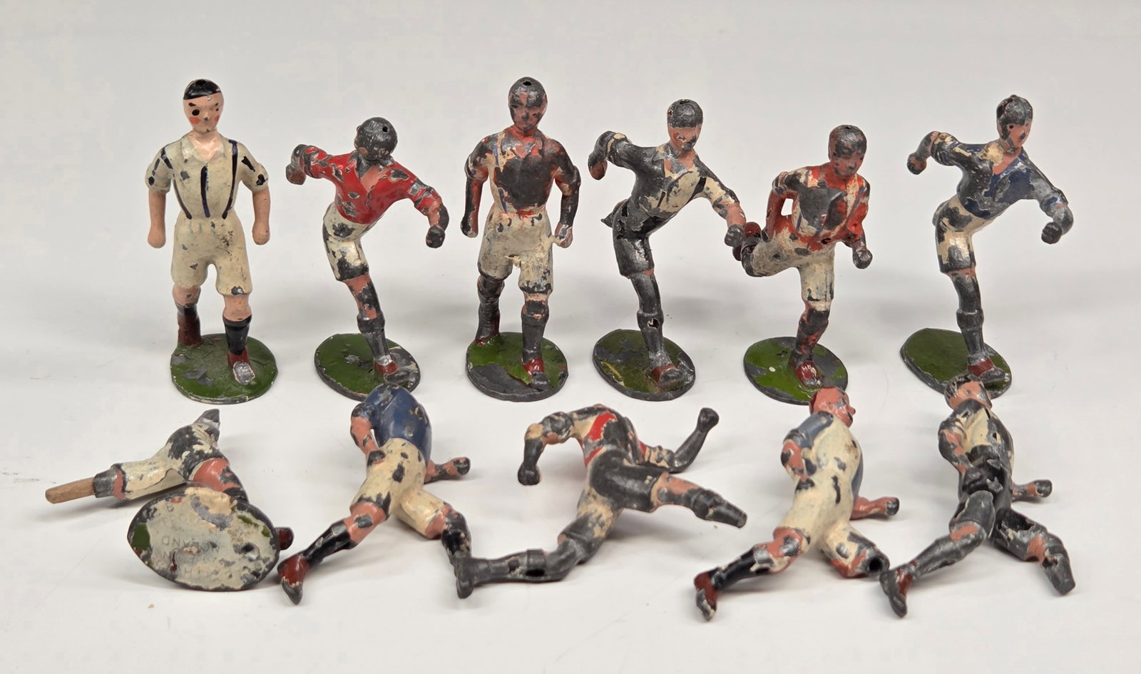 11) PREWAR HOLLOW CAST BRITAINS FOOTBALLERS (1 of 6)