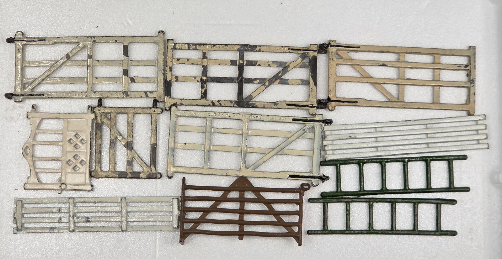 VARIOUS VINTAGE BRITAIN LEAD FENCE / GATE SECTIONS (1 of 4)